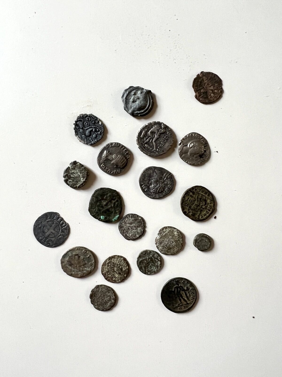 Null ENSEMBLE VON 19 ANTIKEN MONATEN, hauptsächlich römische Münzen (Denare, kle&hellip;