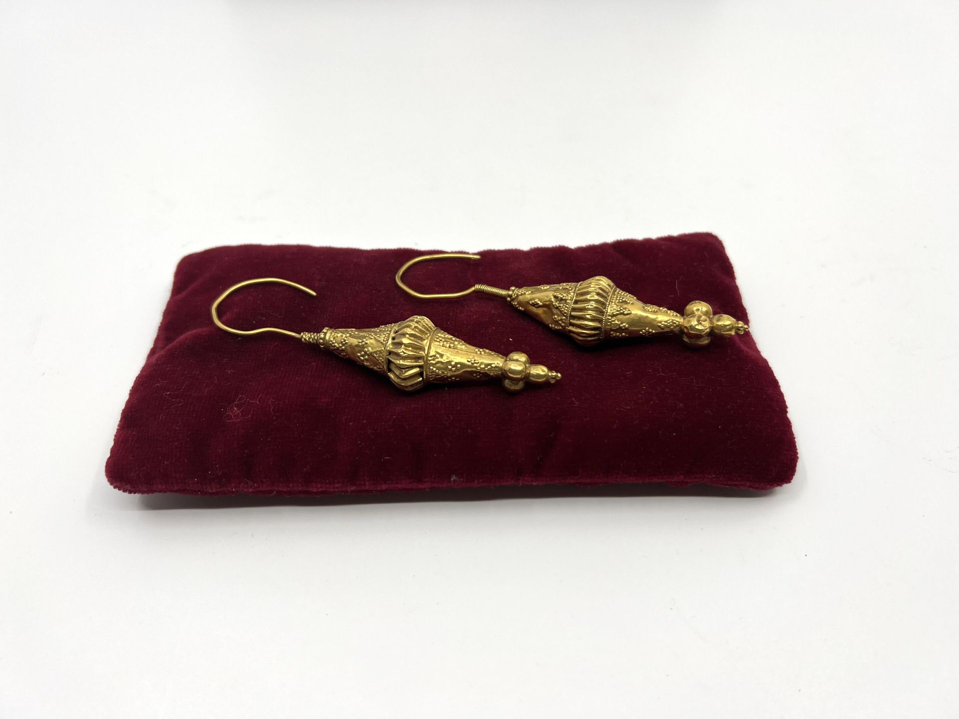 Null Ein Paar bikonische Ohrringe aus getriebenem 750er Gold, die in Globulen en&hellip;