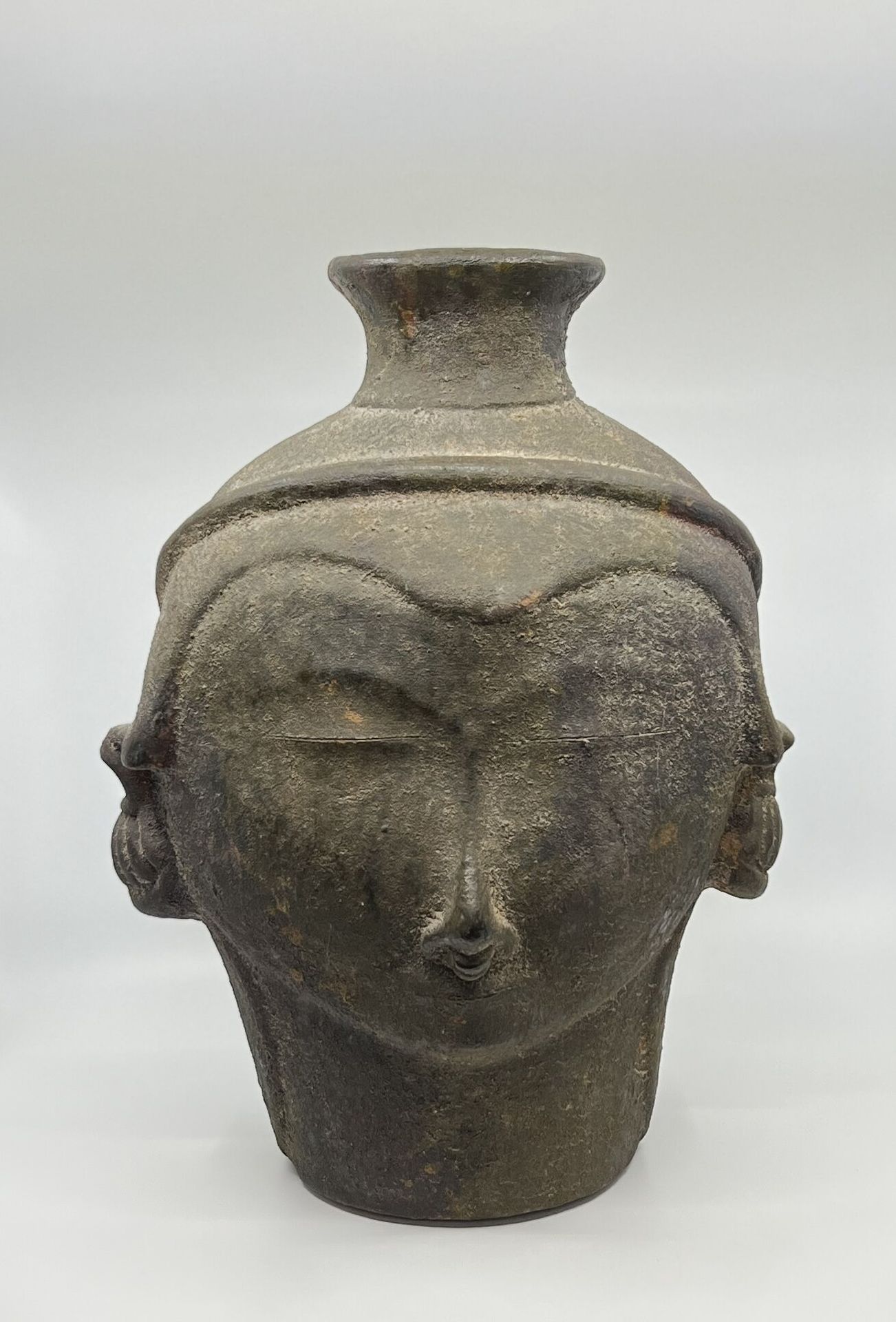 Null SUD-EST ASIATICO
GRANDE vaso antropomorfo in terracotta.
Altezza 45 cm.



&hellip;