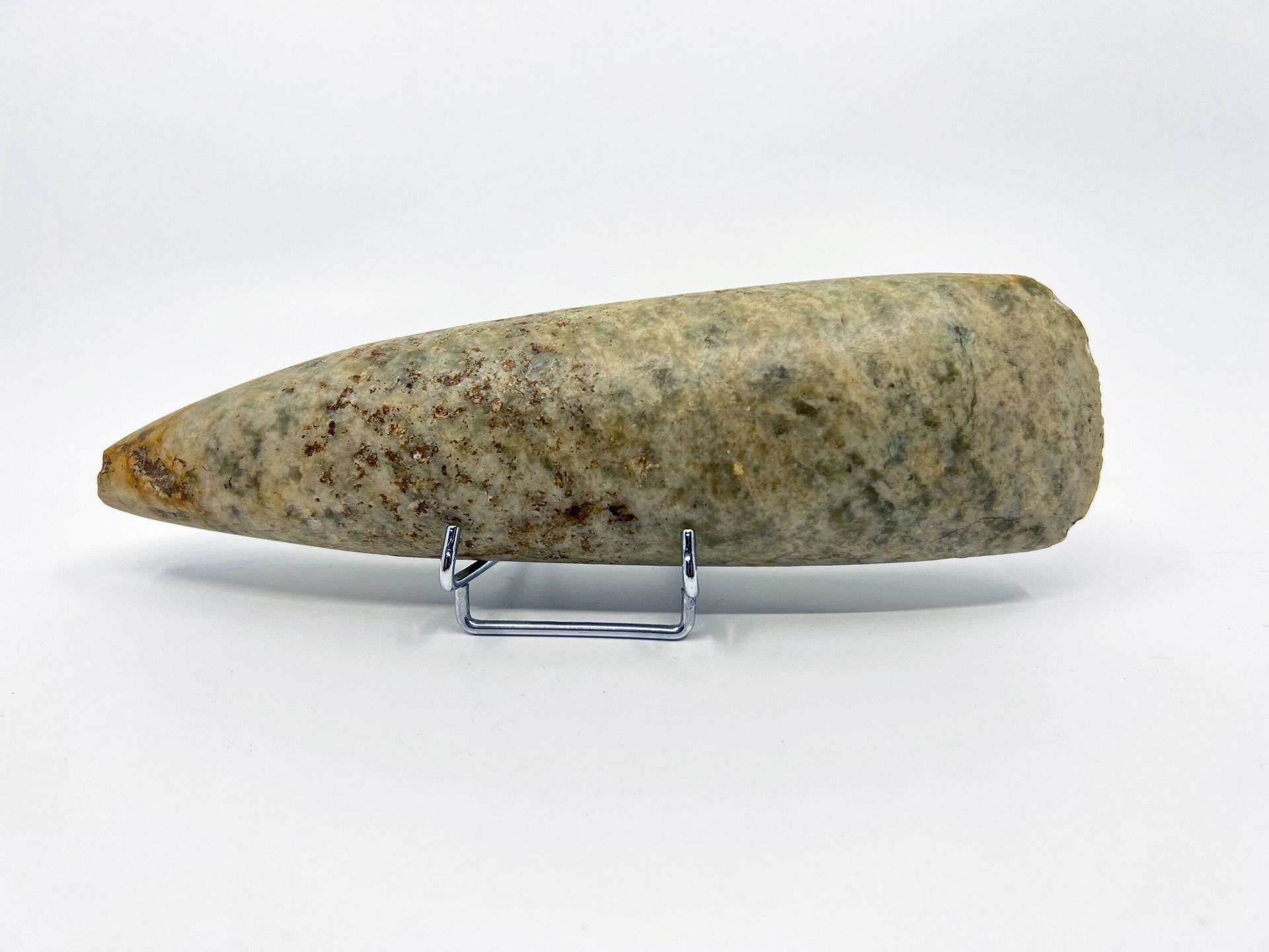 Null 重要的抛光斧头
带绿色的纤维石。
法国, 新石器时代
长：22.5厘米。
标签显示 "Port en Bessin"。

---
在CAEN通过预约领&hellip;