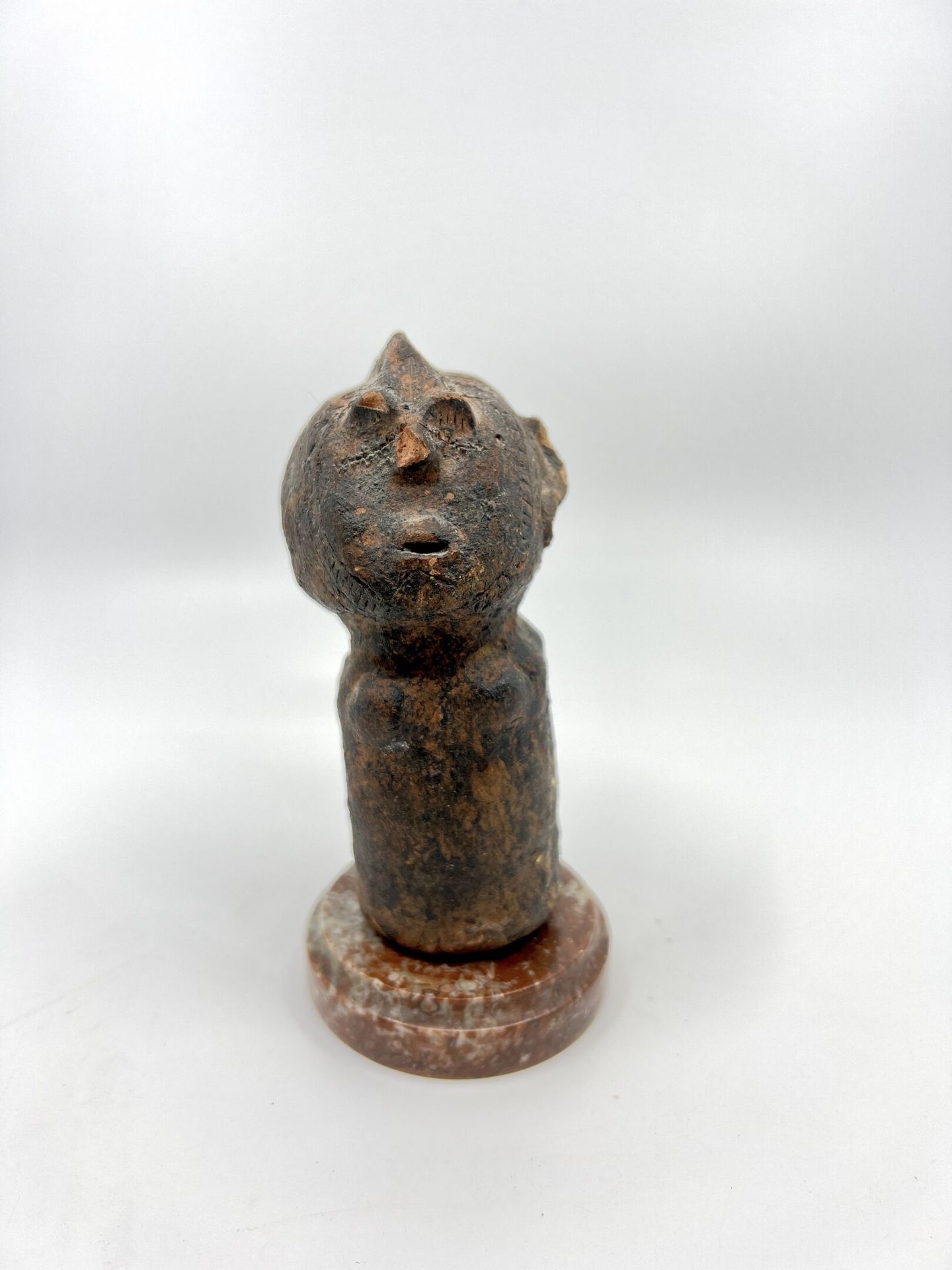 Null INDIANISCHE KULTUR
Anthropomorphe STATUETTE aus Terrakotta.
Höhe: 13,5 cm.
&hellip;