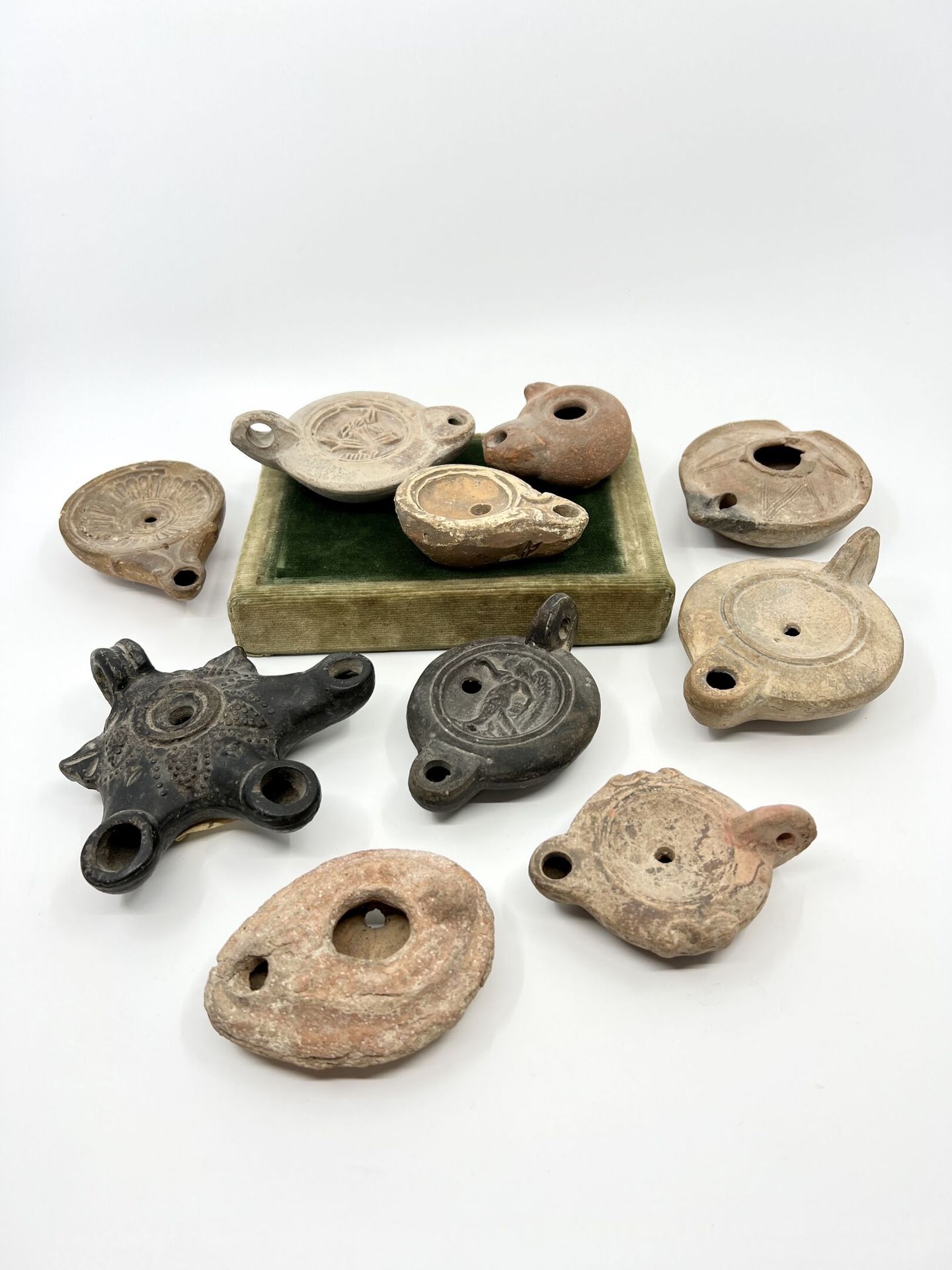 Null LOT composed of 10 oil lamps of various forms and decorations of which a do&hellip;