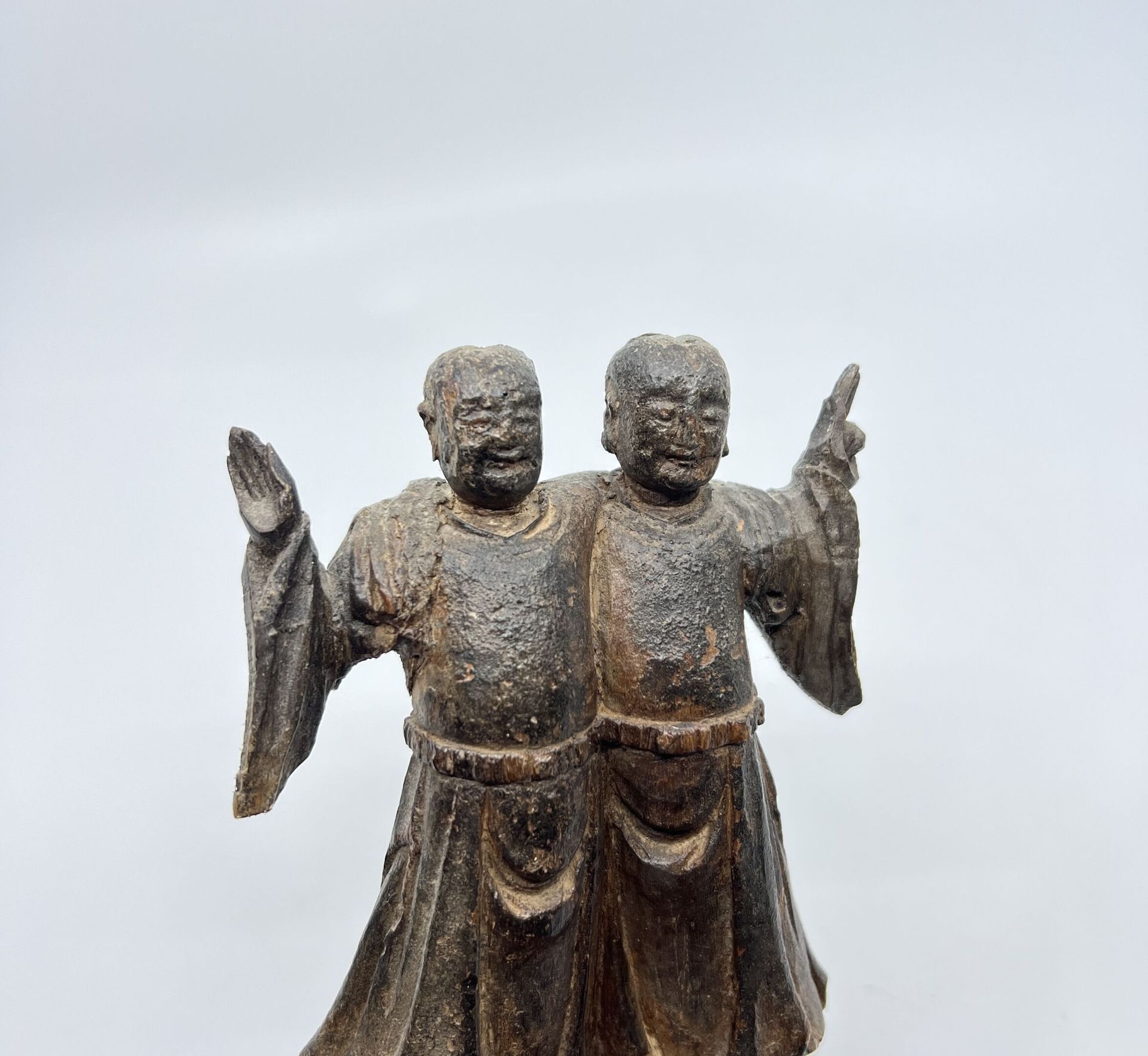 Null 中国
木雕的HEHE兄弟，站在一起，手拉手，各自举起一只手。
(事故)
高18厘米。 
17/18世纪




---
通过任命和提交在CAEN获得的&hellip;