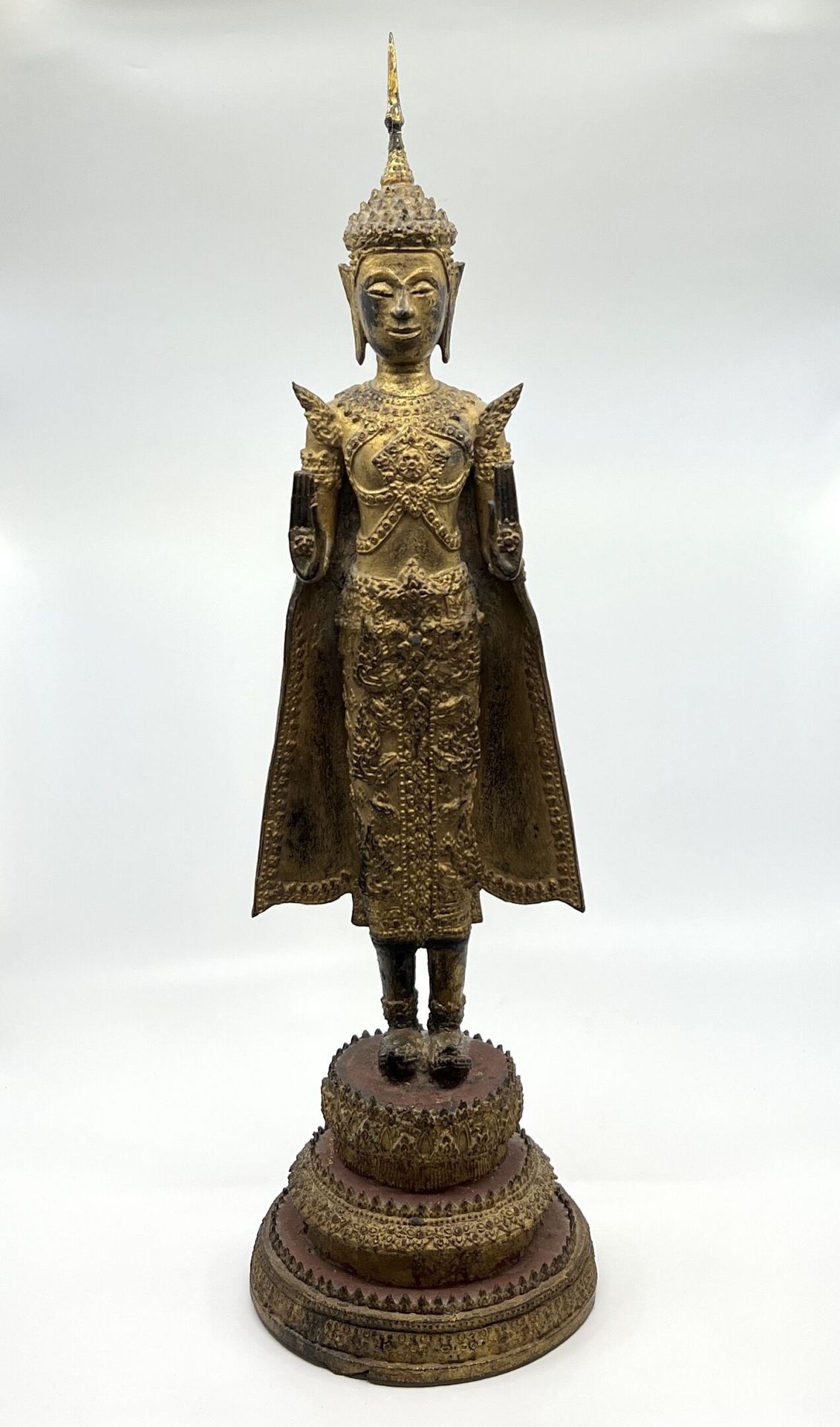 Null 泰国，Ratanakosin
鎏金青铜镶嵌银浆的菩萨坐像，双手高举。
大约1900年。
(磨损的铜锈）。
高58.5厘米。 




---
通过任命&hellip;