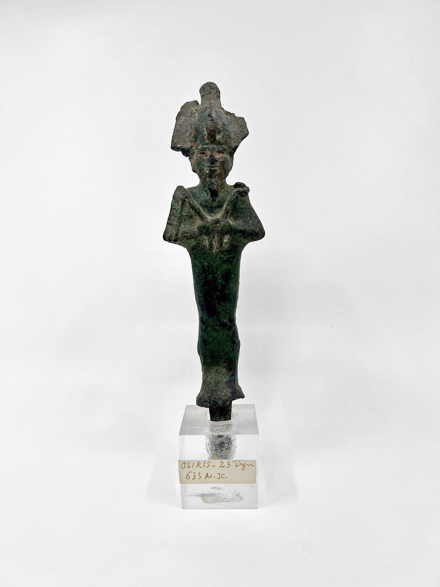 Null 代表木乃伊神的雕像，戴着复合冠和假胡须。眼睛是用黄金镶嵌的。青铜和黄金。 
(可见的漏洞)。
埃及，晚期。 
H.20.5厘米（包括榫头）。

202&hellip;