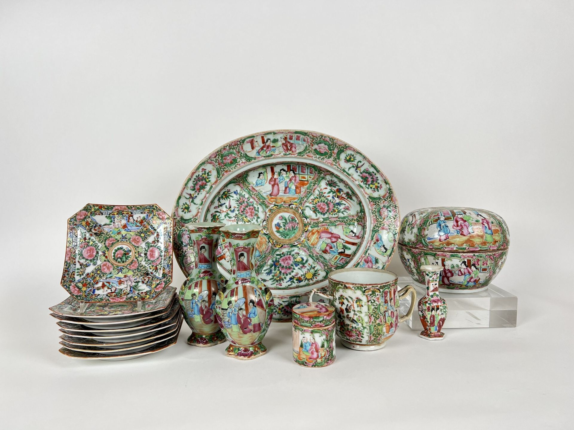 Null 中国，坎顿
广州瓷器的宫廷场景多色和金色装饰盘，各种设计，包括。 
- 1个椭圆盘
- 8 碗
- 1个糖碗
2个有盖盒子和3个类似型号的花瓶。
(事&hellip;