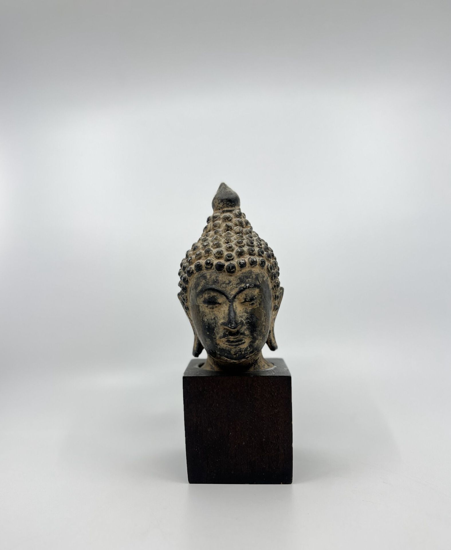 Null THAILAND
BUDDHA HEAD in patinated alloy.
Height 14 cm (without the base)
17&hellip;
