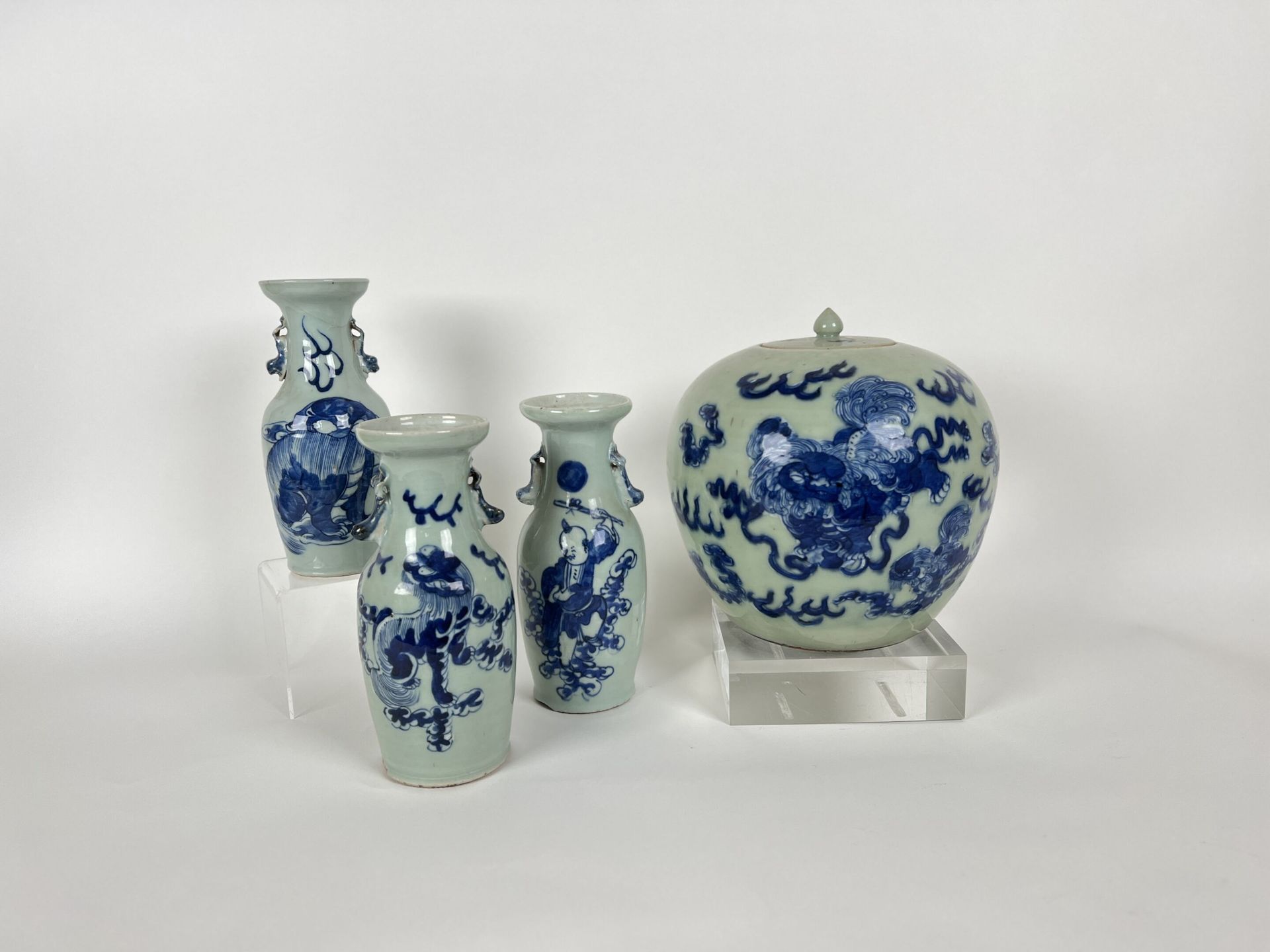 Null 中国, 南金
青花珐琅彩瓷器中的姜饼壶和3个马利特瓶，上面有中国人的笑脸。
(一个花瓶的颈部被损坏并被修复)。
高23.5厘米。 




---
通&hellip;