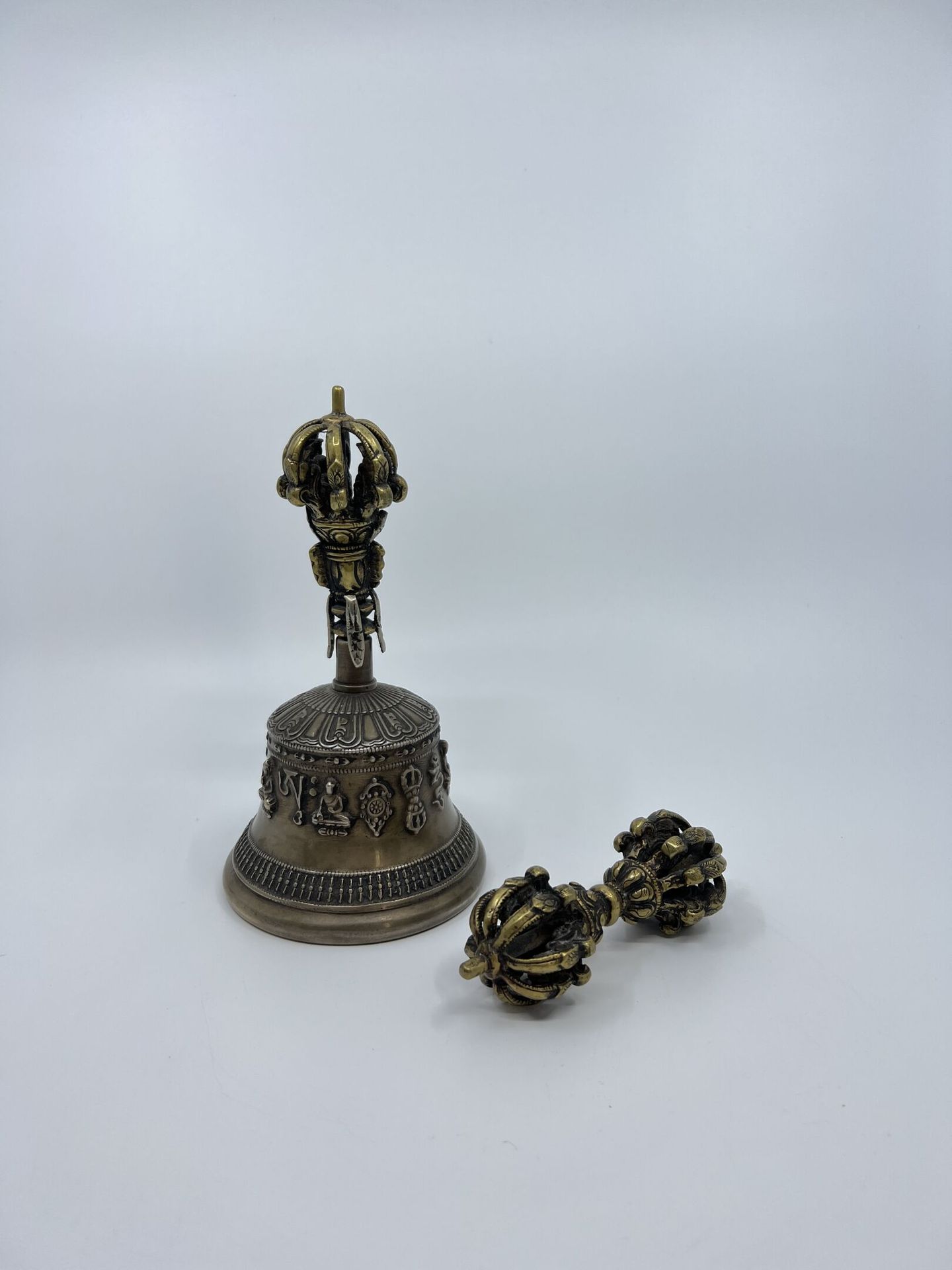 Null TIBET
CLOCHE en alliage et bronze et VAJRA en bronze.
Haut. Cloche 18,5 cm &hellip;