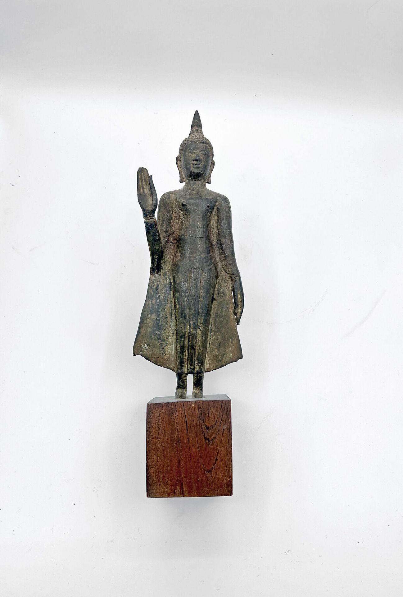 Null 泰国
站立的菩萨，青铜材质，有挖掘的痕迹，站立着，做着无畏的手势（abhaya mudra），他的袈裟漂浮在他身后。 
17-18世纪
(事故，断裂和&hellip;