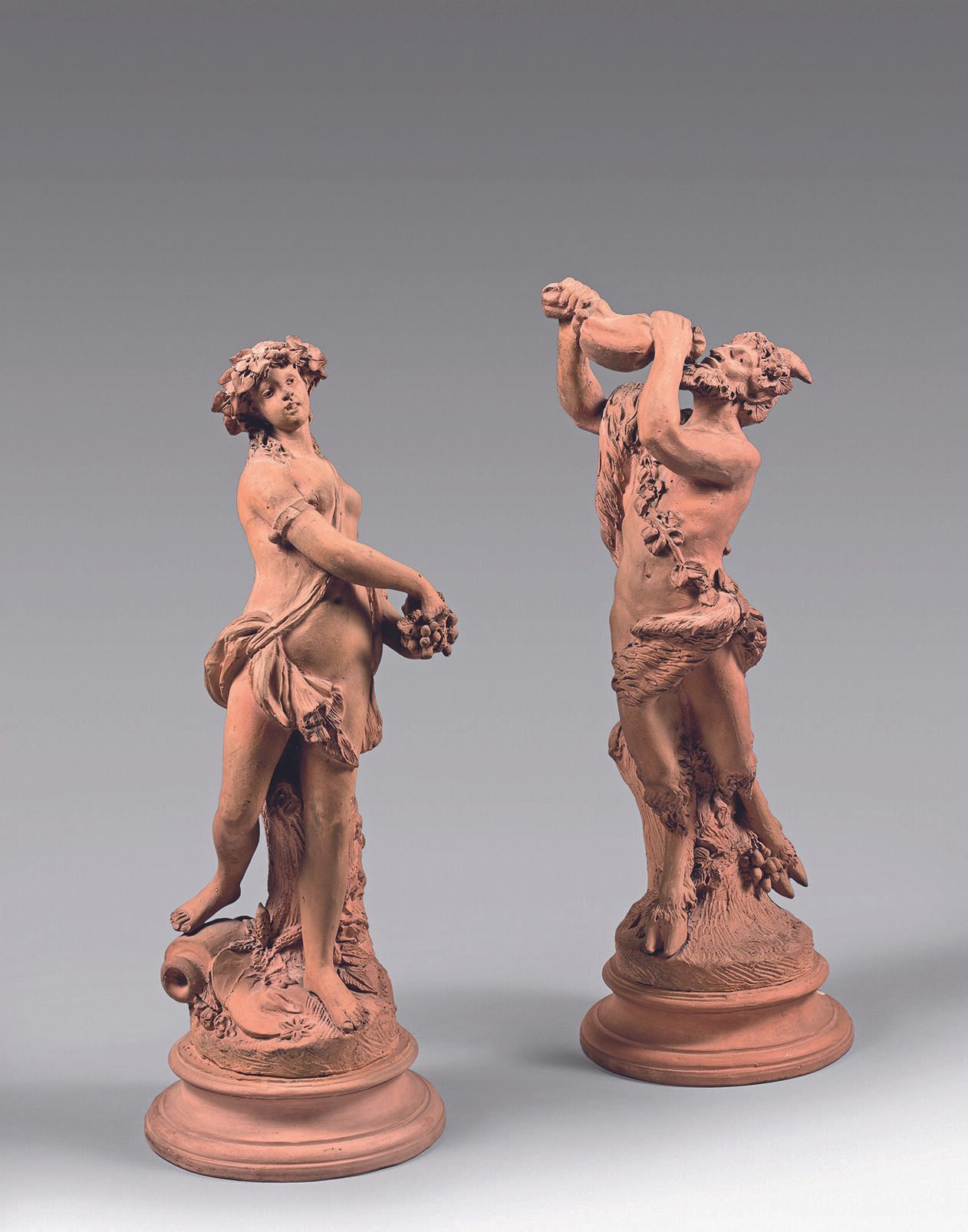 Null 查尔斯-埃米尔-容克瑞（1873-1937）。 
克罗迪昂口味的一对陶制雕像：拿着一串葡萄的巴坎特和拿着酒壶的法恩。 
圆形底座。签名。 
陶器版，约&hellip;