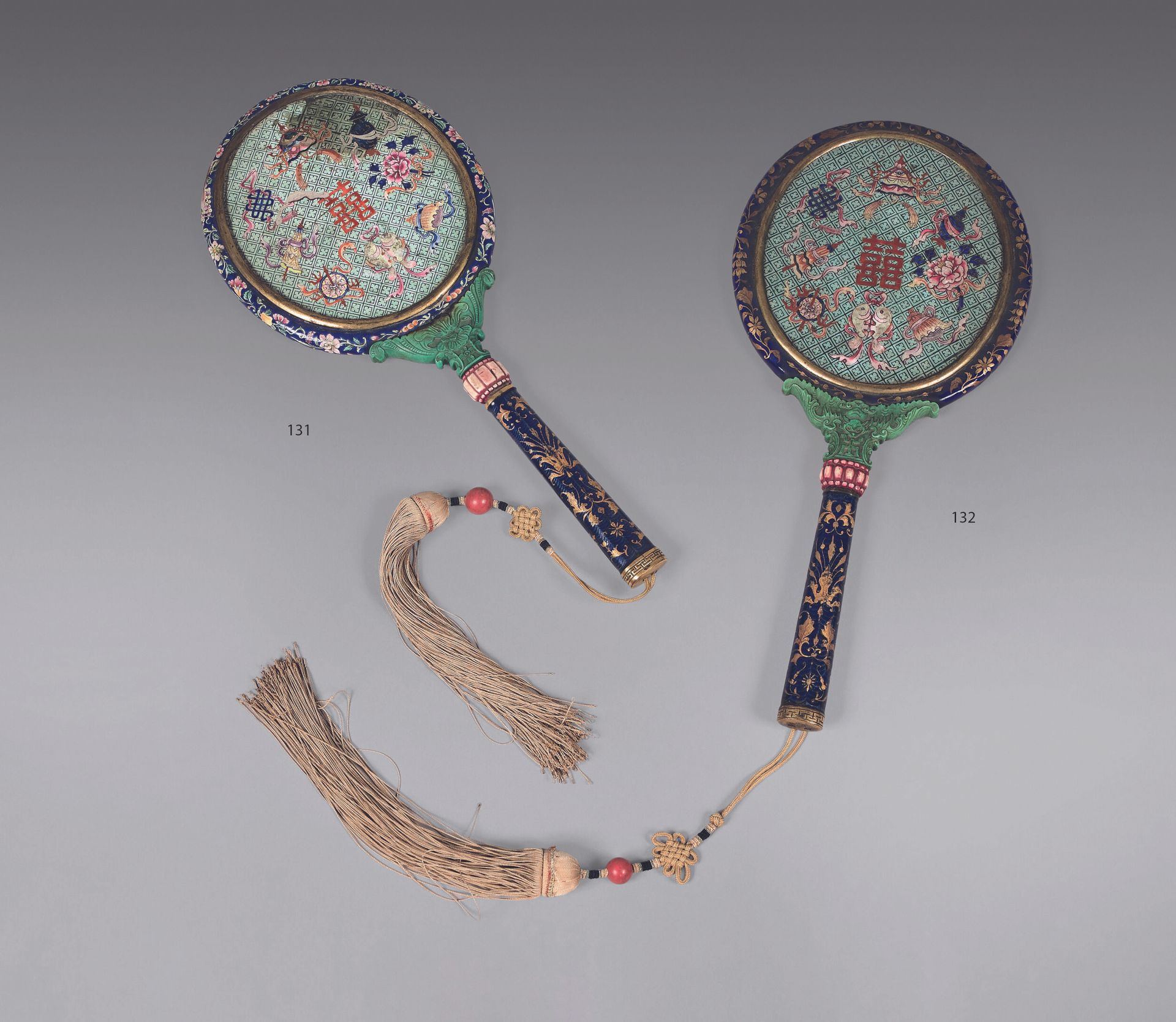 Null 中国--钱龙时期（1736-1795）。 
铜和彩绘珐琅手镜，手柄和边沿都是金色的珐琅，蓝底饰有荷花，背面珐琅有 "双喜 "字样，周围有八个佛教符号（&hellip;