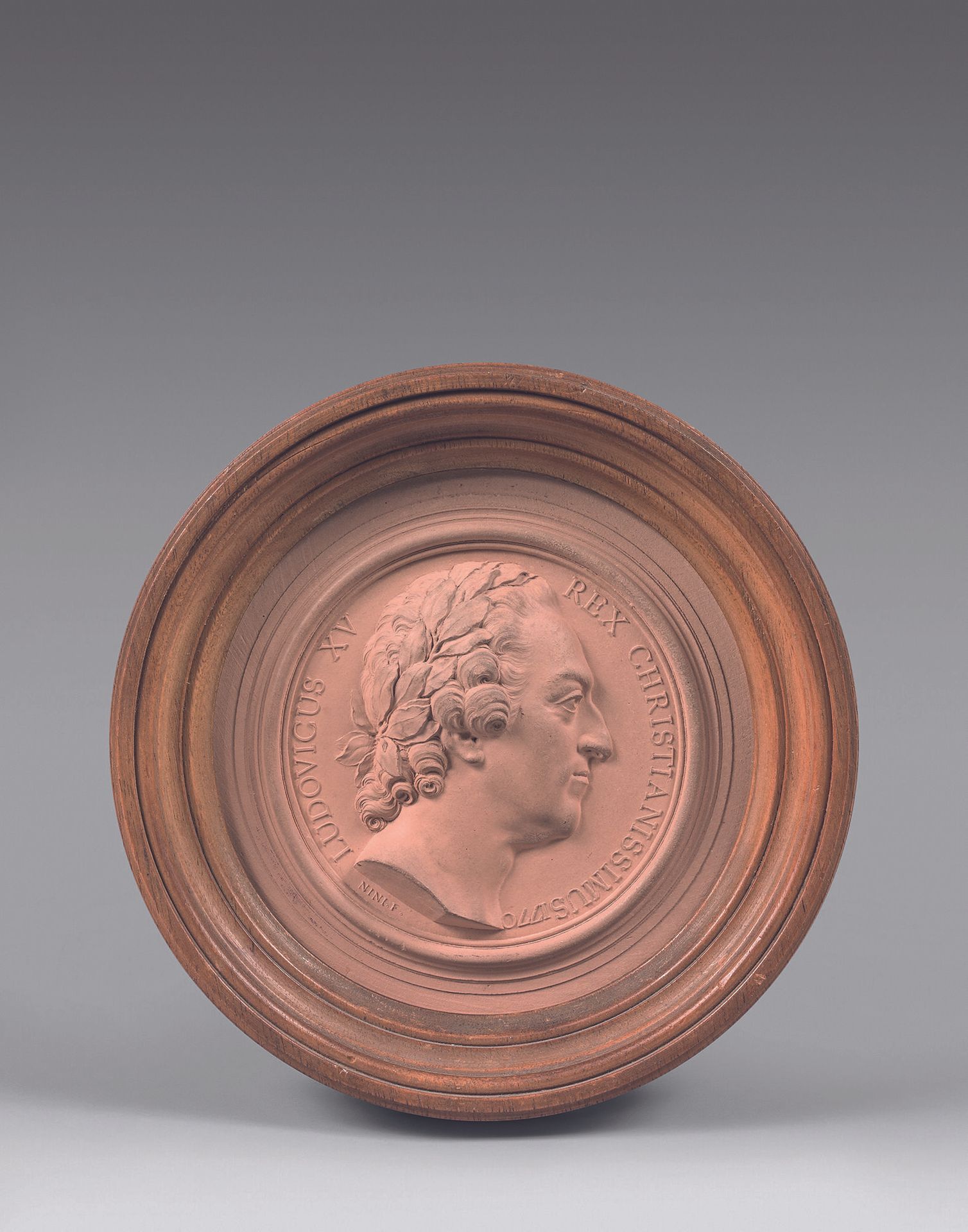 Null 在让-巴蒂斯特-尼尼（1717-1786）之后。 
一枚带有路易十五轮廓的圆形赤土勋章。 
直径：12厘米。 
木制框架。 
19世纪由布洛瓦的埃米尔&hellip;