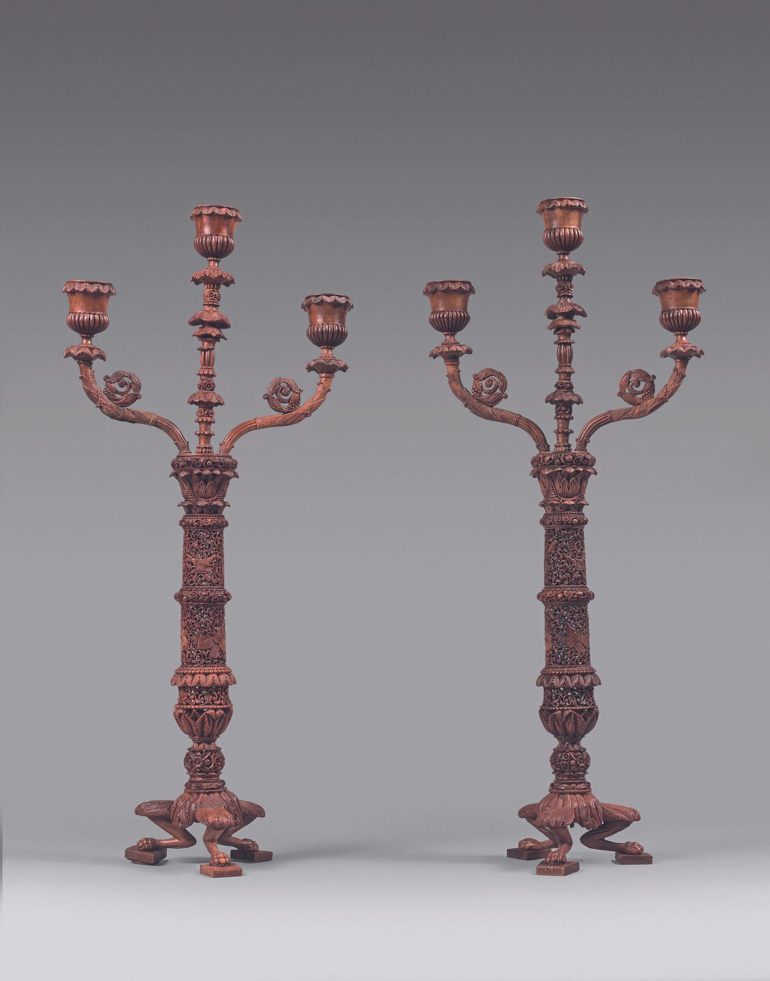 Null 一对大型三灯科罗索坚果烛台，上面有叶子、音乐奖杯和普提。带爪子的三脚架底座。一个工匠的杰作，大约1800年。 
(小修）。 
高度：52.5厘米。 
&hellip;
