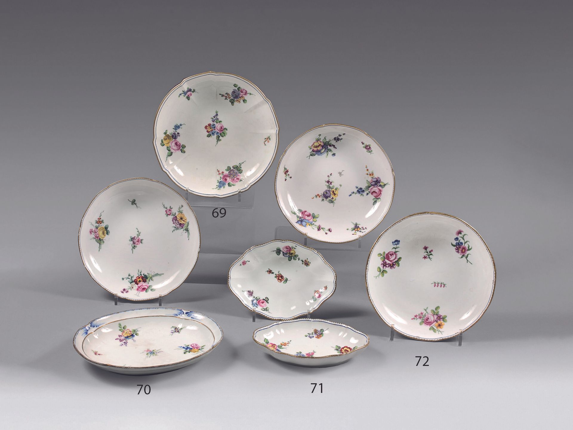 Null SÈVRES. 
PRÉSENTOIR ovale en porcelaine à décor polychrome de fleurs et pei&hellip;