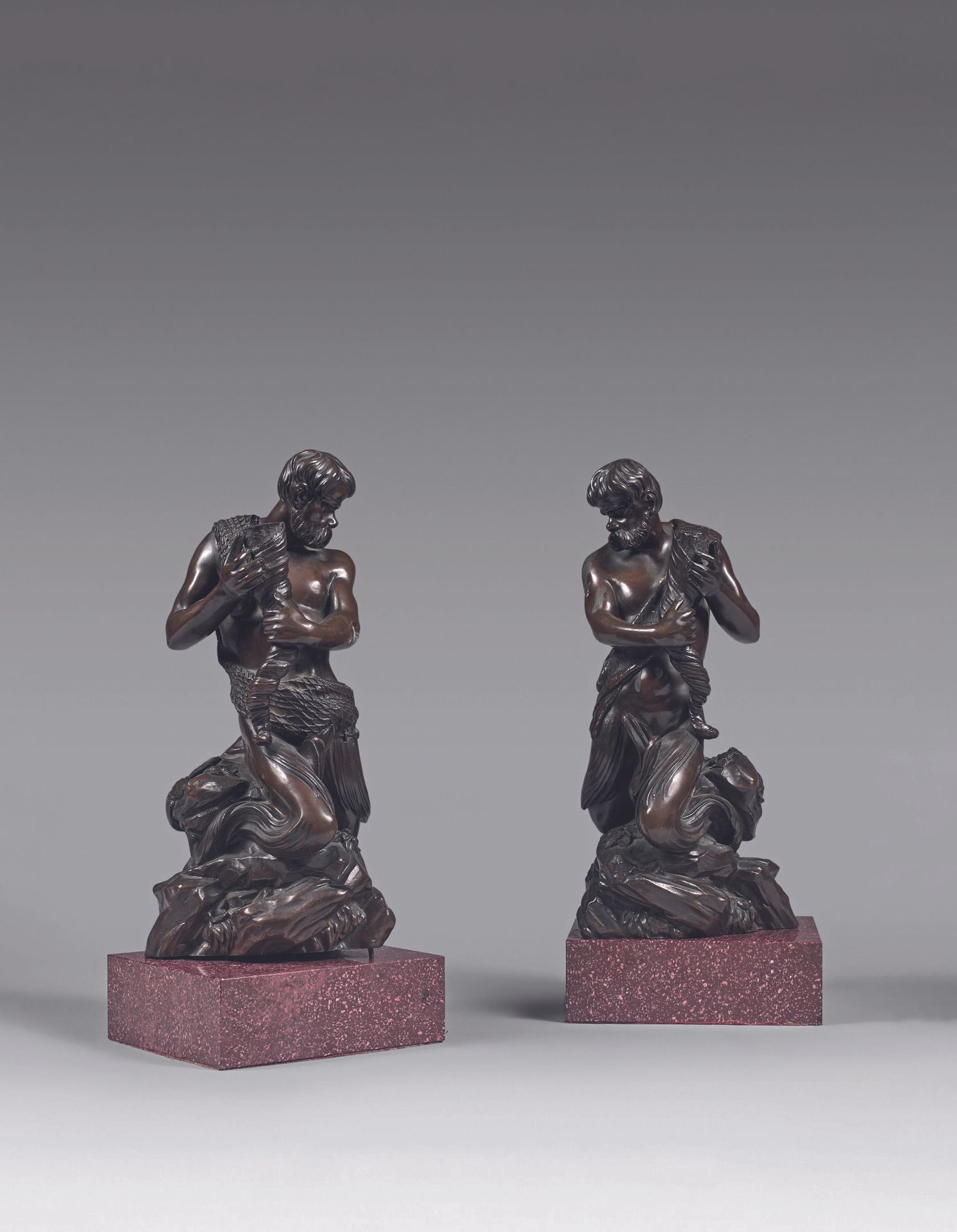 Null DEUX STATUETTES en bronze patiné : Triton pêcheur et triton chasseur tenant&hellip;