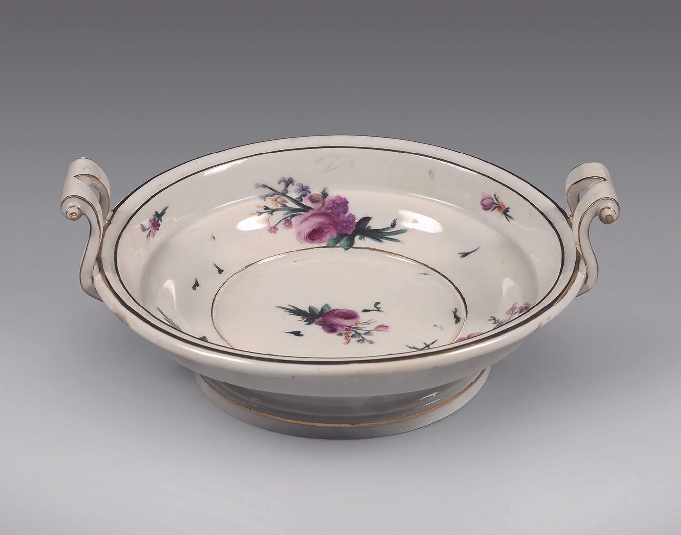 Null STRASBOURG
COUPE à deux anses en porcelaine à décor polychrome de fleurs fi&hellip;