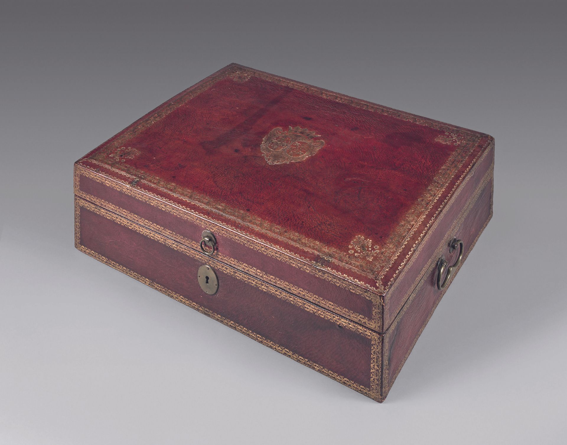 Null 巨大的手提箱，用红色的摩洛哥皮革包裹，上面镀有蒙莫朗西伯爵路易-蒙莫朗西-拉瓦尔的纹章，他于1733年与根萨克侯爵夫人安妮-拉罗什-方特尼尔结婚，上面&hellip;
