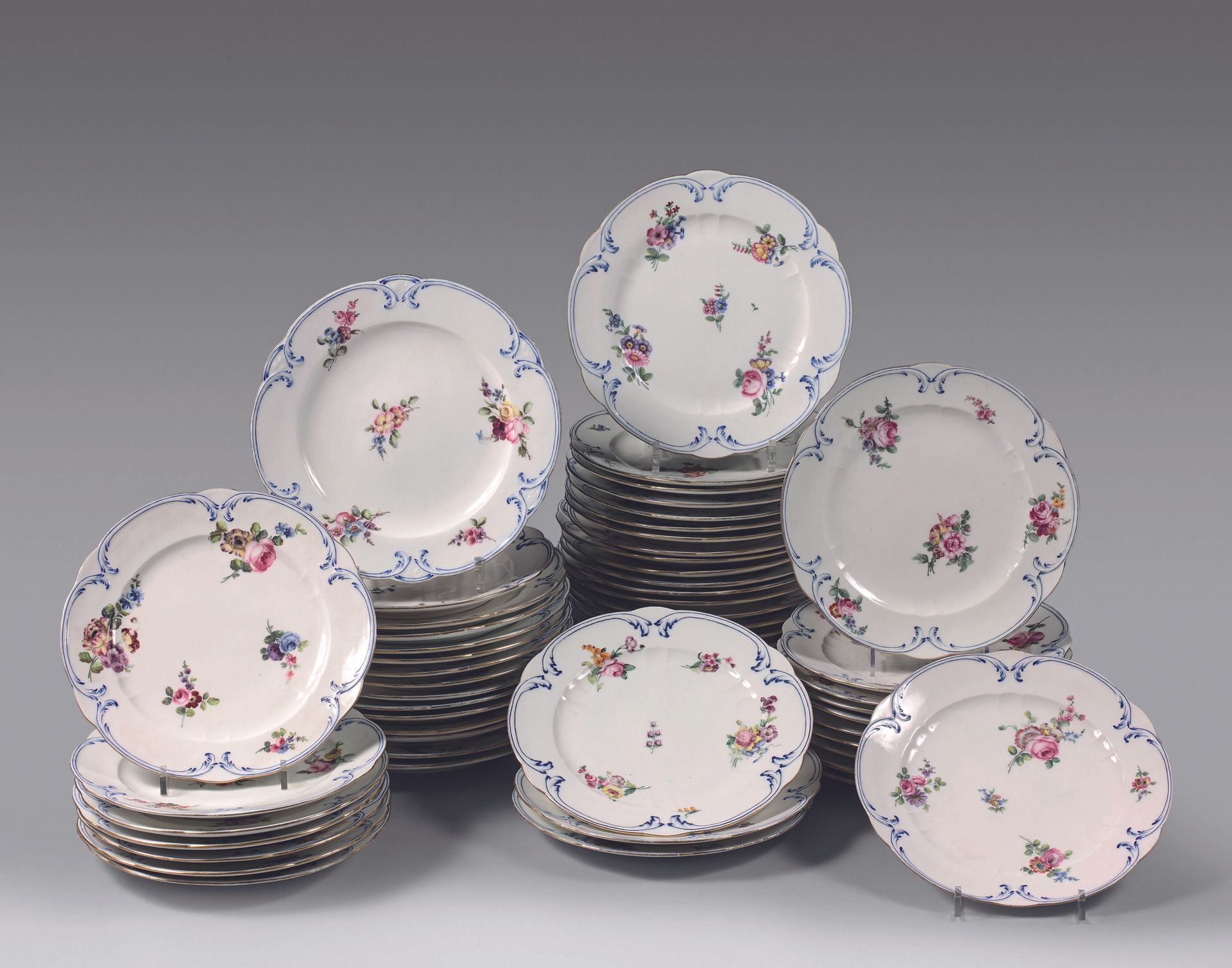 Null SÈVRES。 
多彩装饰的瓷器套装，包括五十八个带棕榈的盘子。 
18世纪。 
(有些缺口)。 
出处：亨利-施奈德夫人的前收藏。
