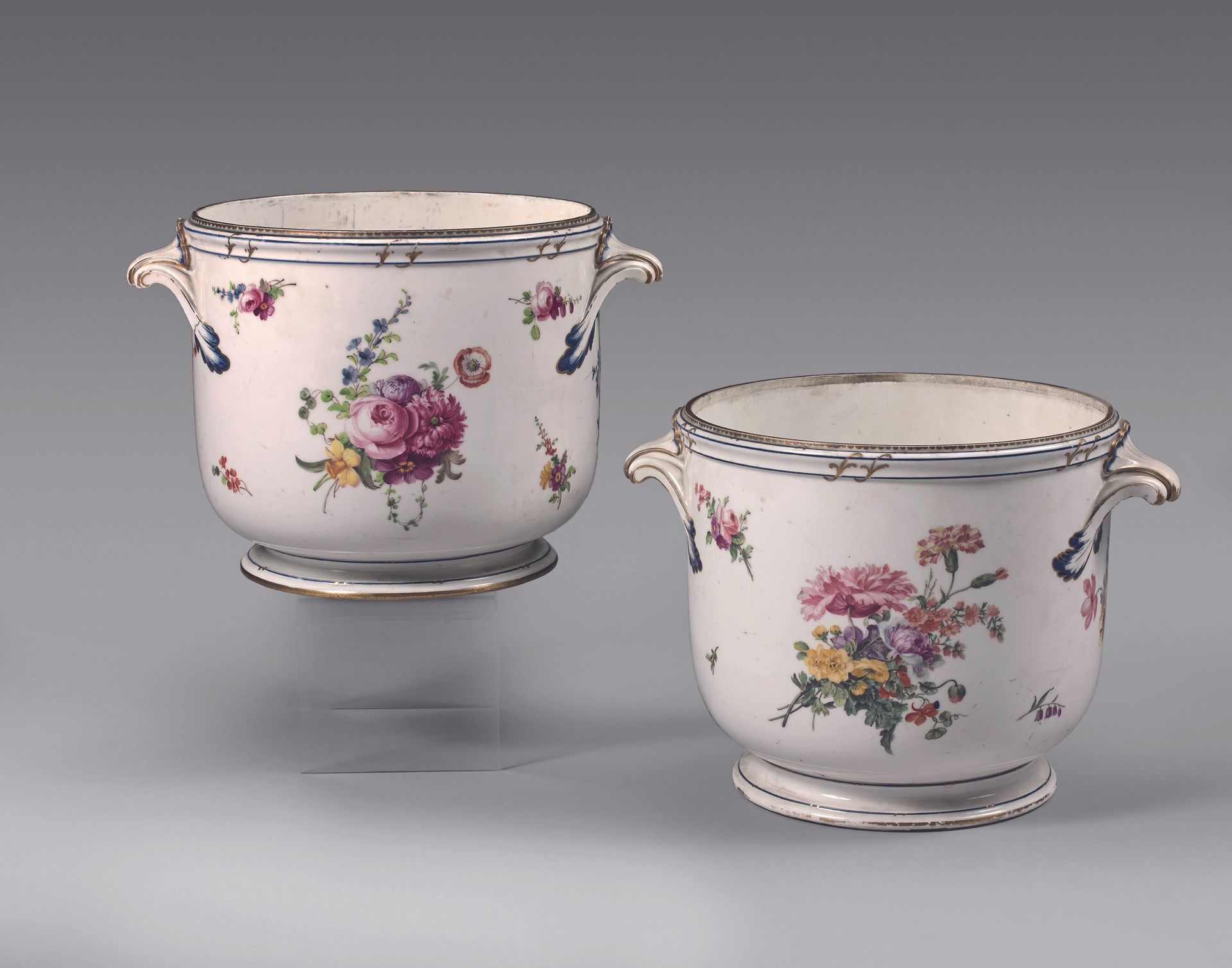 Null SÈVRES。 
一对硬瓷瓶，有花和梳子的多色装饰。 
18世纪。 
(裂缝和缺口）。 
高度：18.5厘米。 
出处：亨利-施奈德夫人的前收藏。