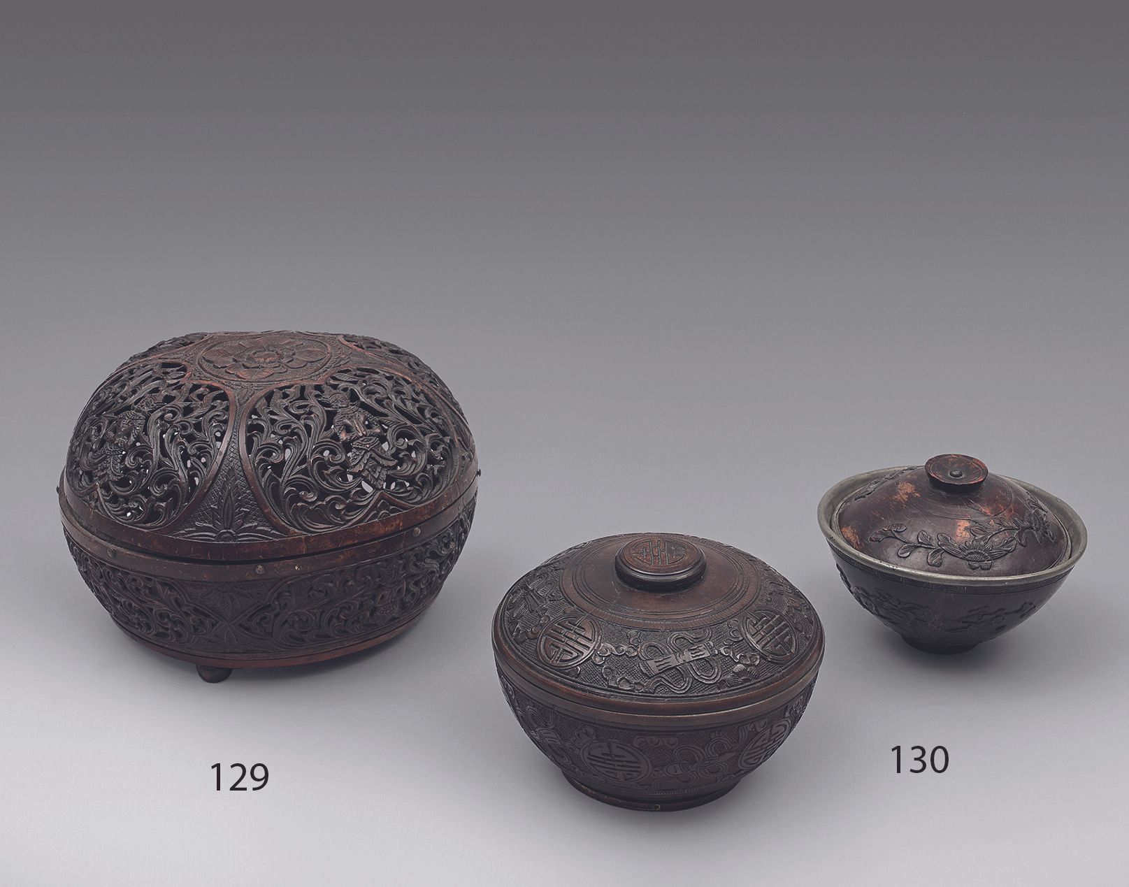 Null 中国 - 19世纪。椰子制成的有盖碗和盒子，颈部刻有牡丹花，里面是金属，盒子上装饰有长寿图案。 
直径：11.5厘米