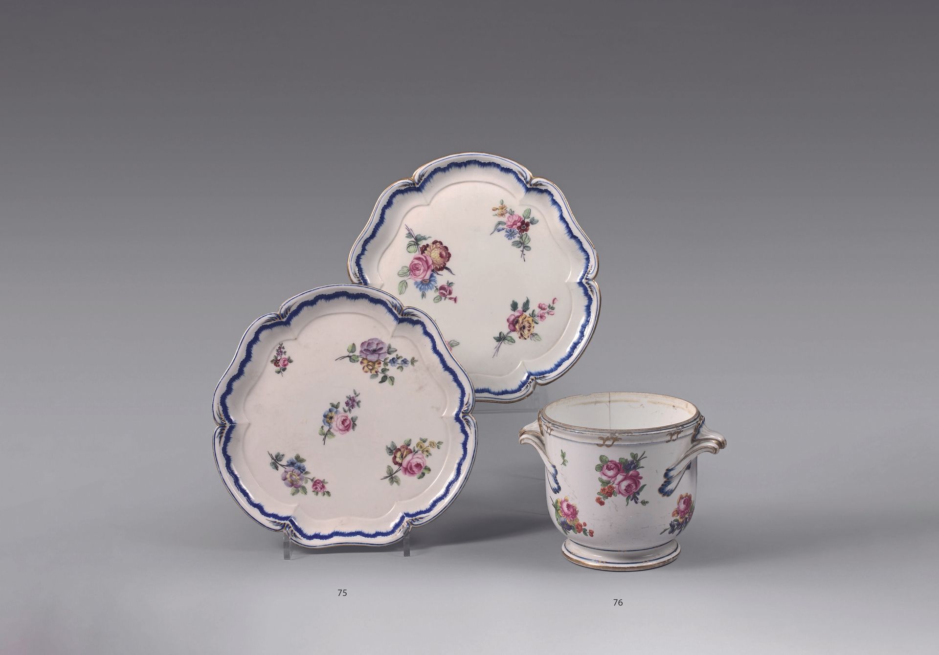 Null SÈVRES。 
一对多色花和梳子装饰的瓷质冰杯餐具。 
18世纪。 
直径：21厘米。 
出处：亨利-施奈德夫人的前收藏。