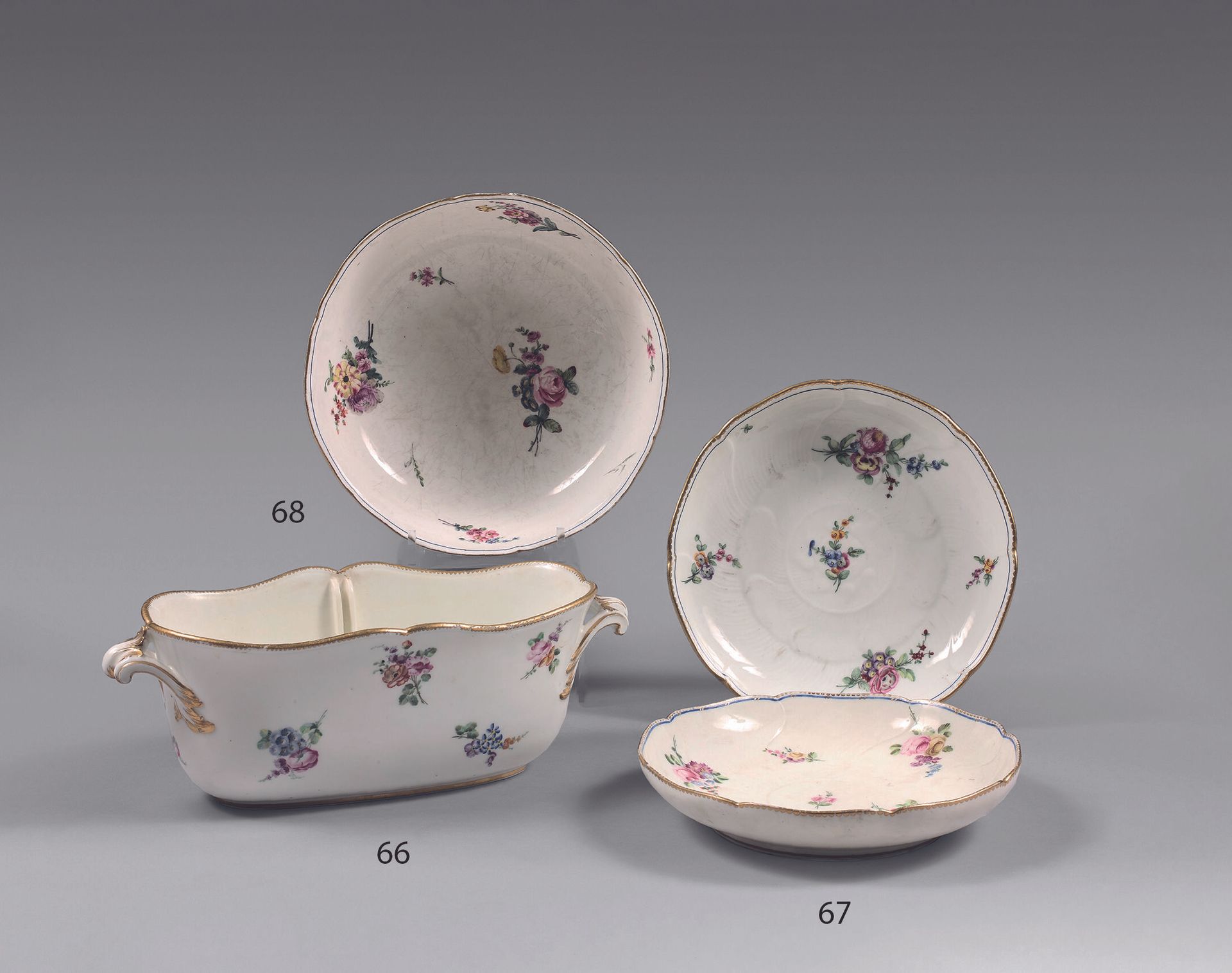 Null SÈVRES. 
COUPE creuse en porcelaine à décor polychrome de fleurs et peignés&hellip;