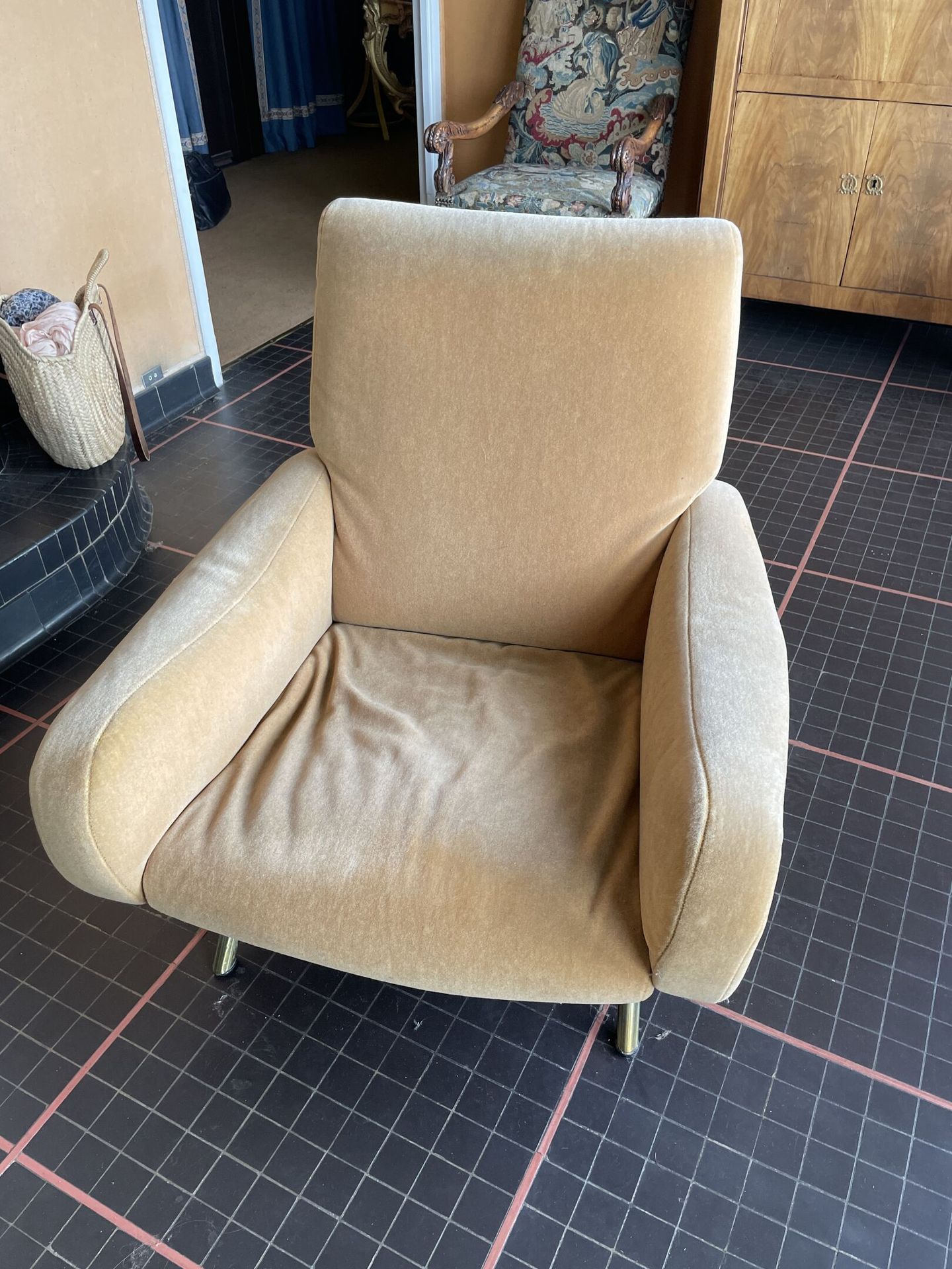 Null 马可-扎努索 (1916-2001)
一套三把 "Lady "扶手椅，由ARFLEX编辑，天鹅绒软垫和铜腿（磨损）。

专家 : Maxime GRA&hellip;