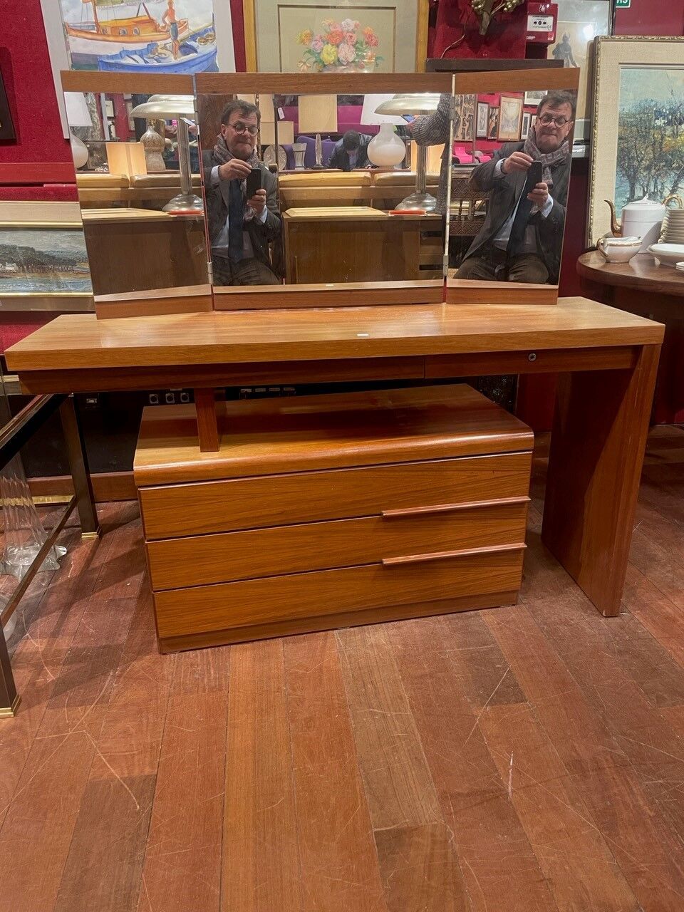 Null WORK OF THE 70S
Teak veneer dressing table opening with three drawers in fr&hellip;