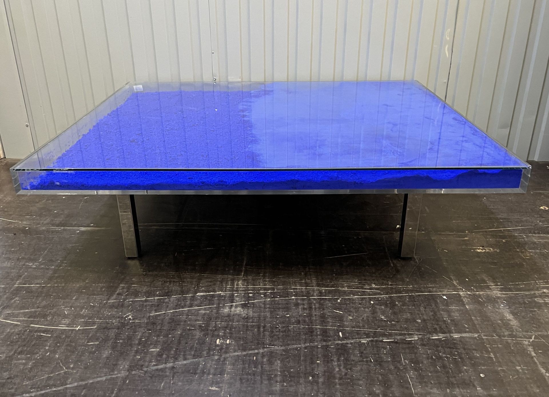 Null SCUOLA MODERNA 
Tavolino da caffè, nello stile di Yves Klein. 
123 x 100 cm