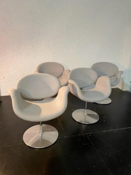 Null 皮埃尔-波林(1927-2009) 
一套四把 "郁金香 "扶手椅，灰色织物软垫，镀铬金属转椅底座 
艺术版》(Edition Artifort) 
&hellip;
