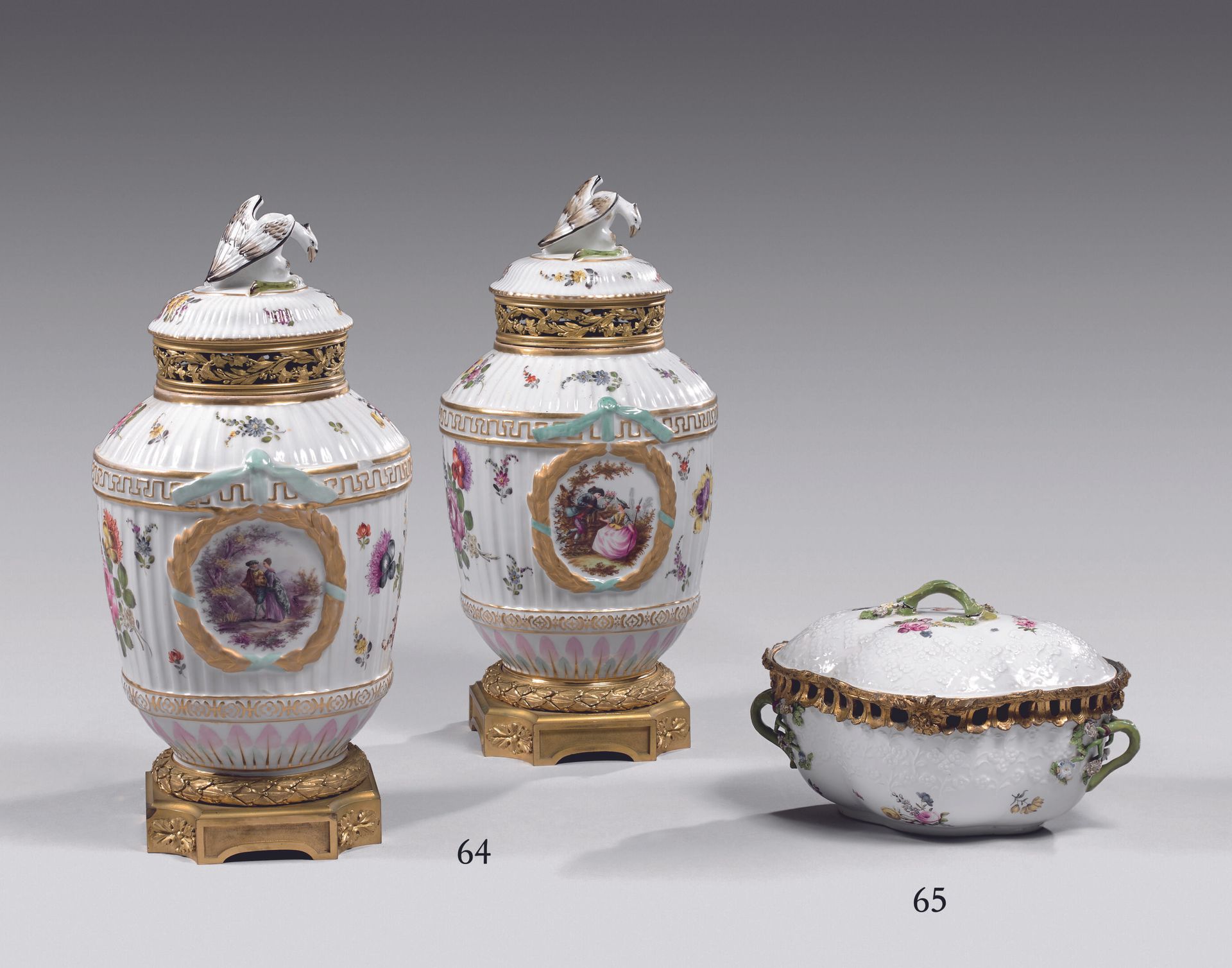 Null Coppia di vasi rivestiti in porcellana con decorazione policroma di coppie &hellip;