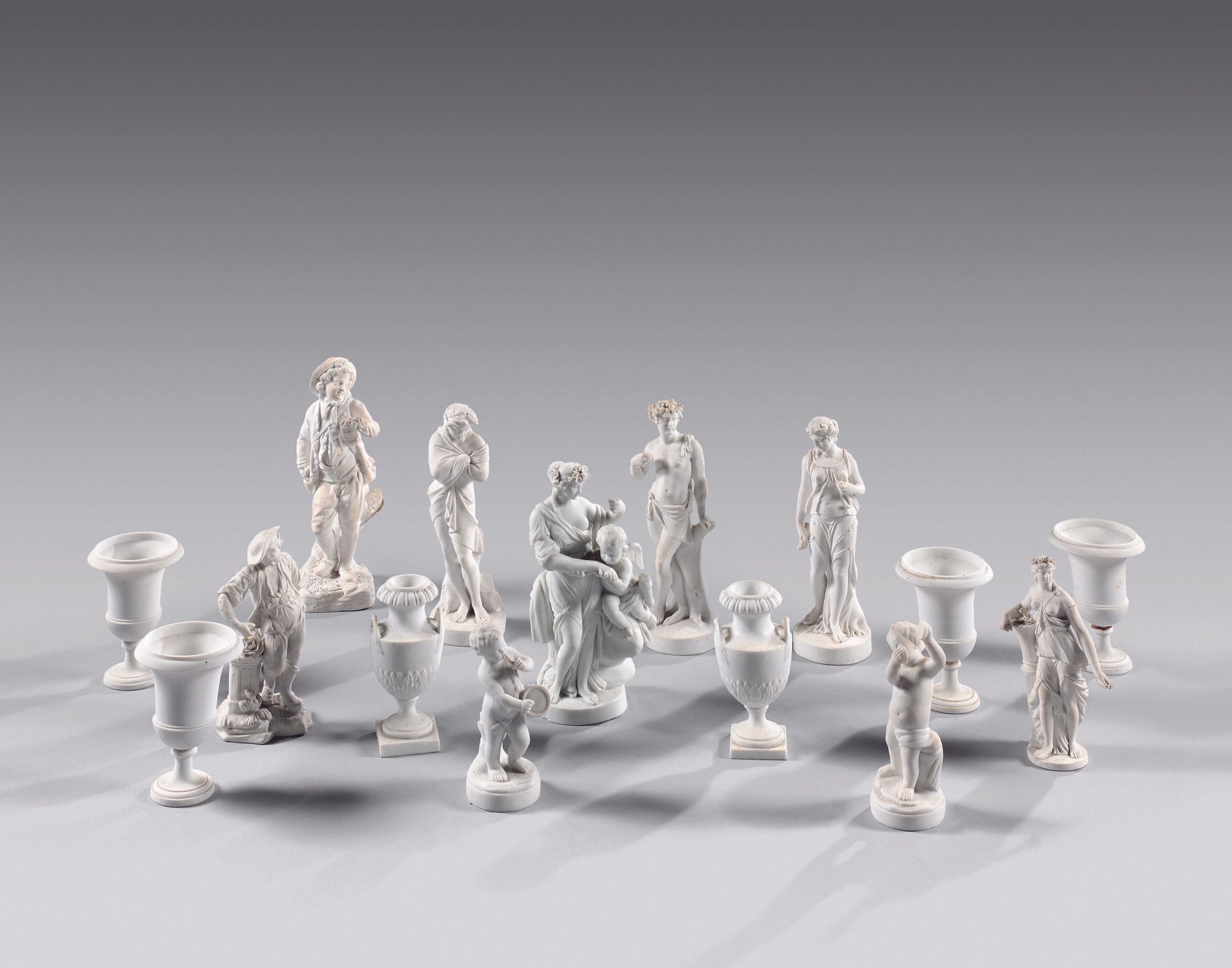 Null Ensemble de sept statuettes en biscuit de porcelaine et deux en faïence fin&hellip;