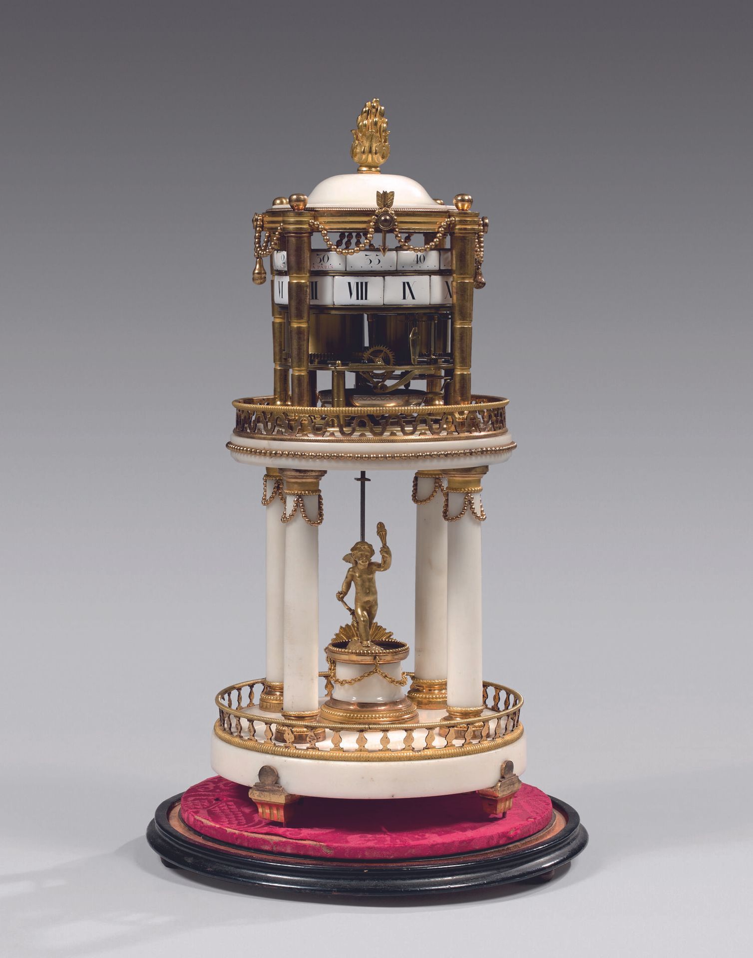 Null 有两个珐琅质旋转表盘的时钟，其中一个签署了 "Festeau à Paris"，其形式是一个有四根柱子的寺庙，里面有一个鎏金的青铜爱神雕像。骨架运动。&hellip;