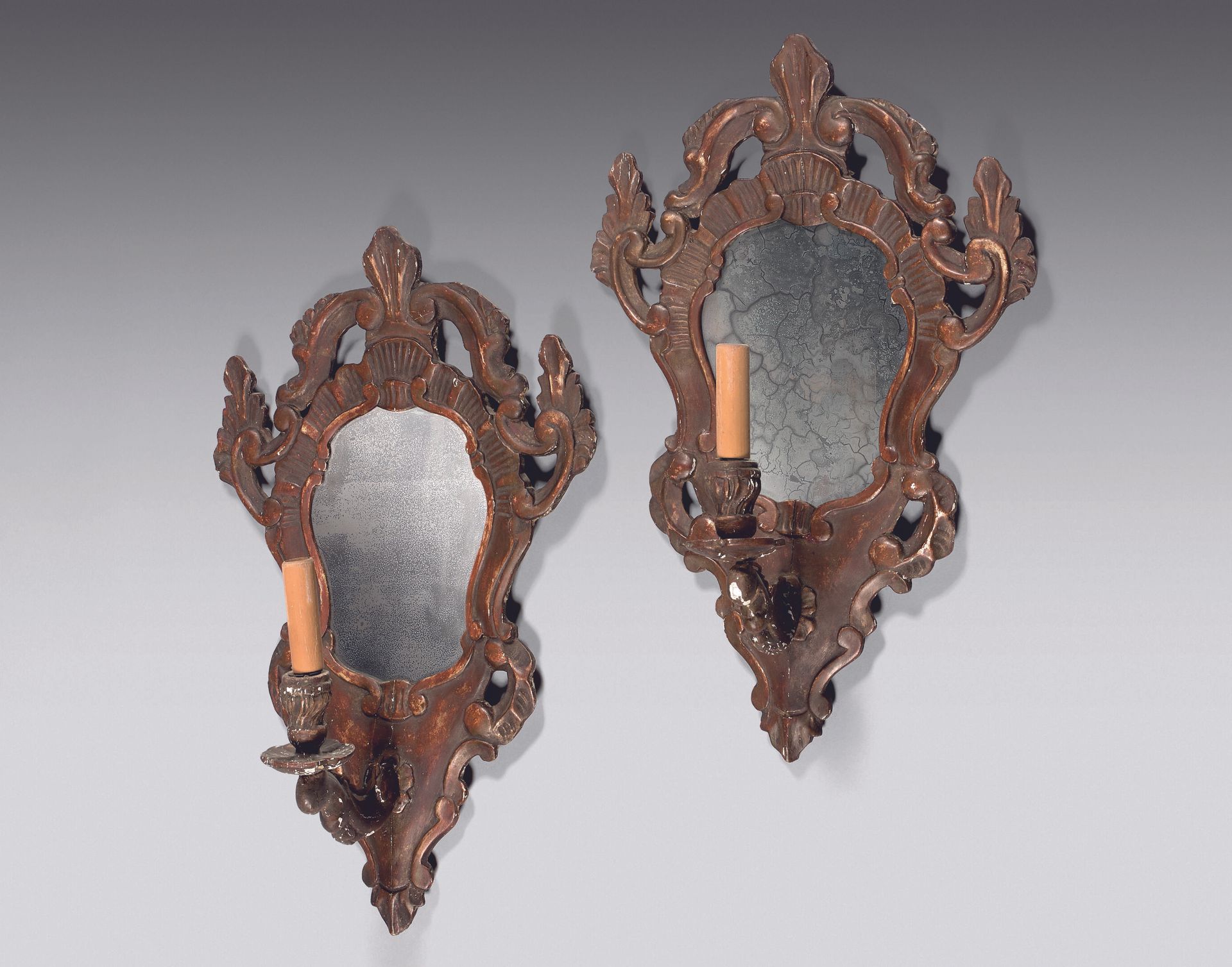 Null 一对带镜子的壁灯和一个灯臂，采用漆木的小提琴和镂空框架，有罗盖尔装饰。
古老的意大利作品。
高度：55厘米