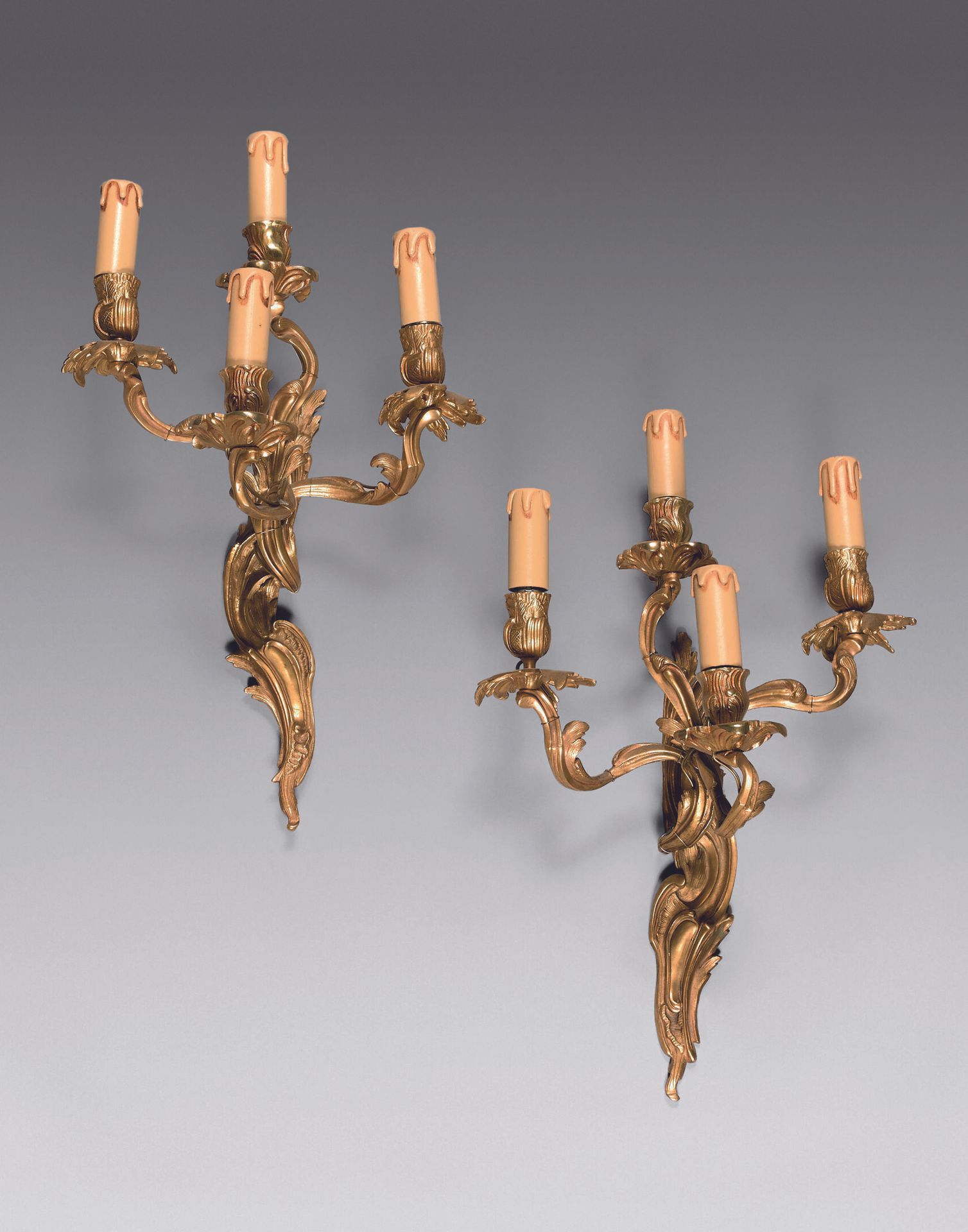 Null Pair of ormolu sconces with four lights. 
Louis XV style.
Height : 43 cm