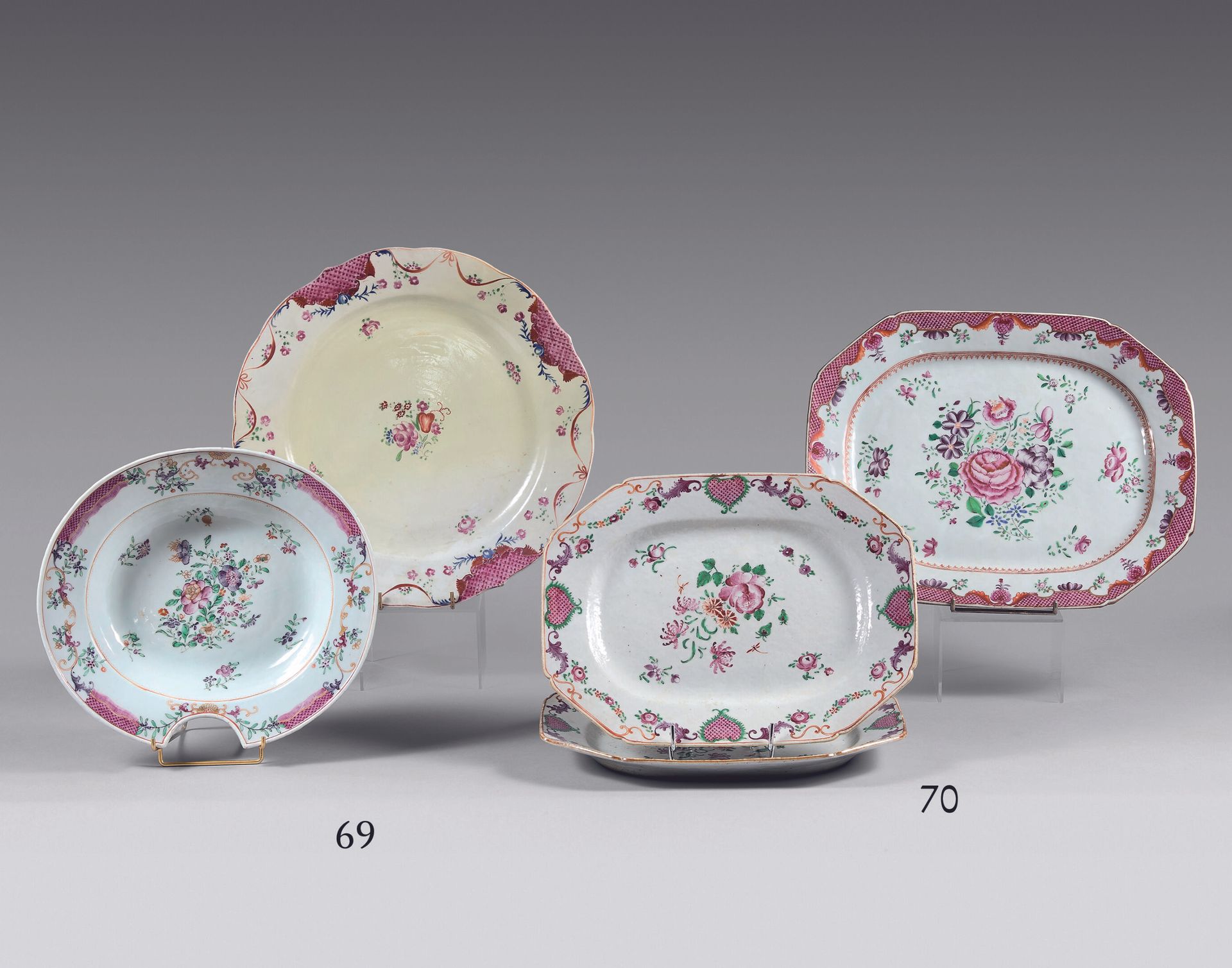 Null 中国，印度公司
两个八角形的粉色系和金色亮点的多色瓷盘，装饰有花束、心形和方形边框。
18世纪。
(裂缝和小块缺失）。 
高度 : 25 cm - 宽&hellip;