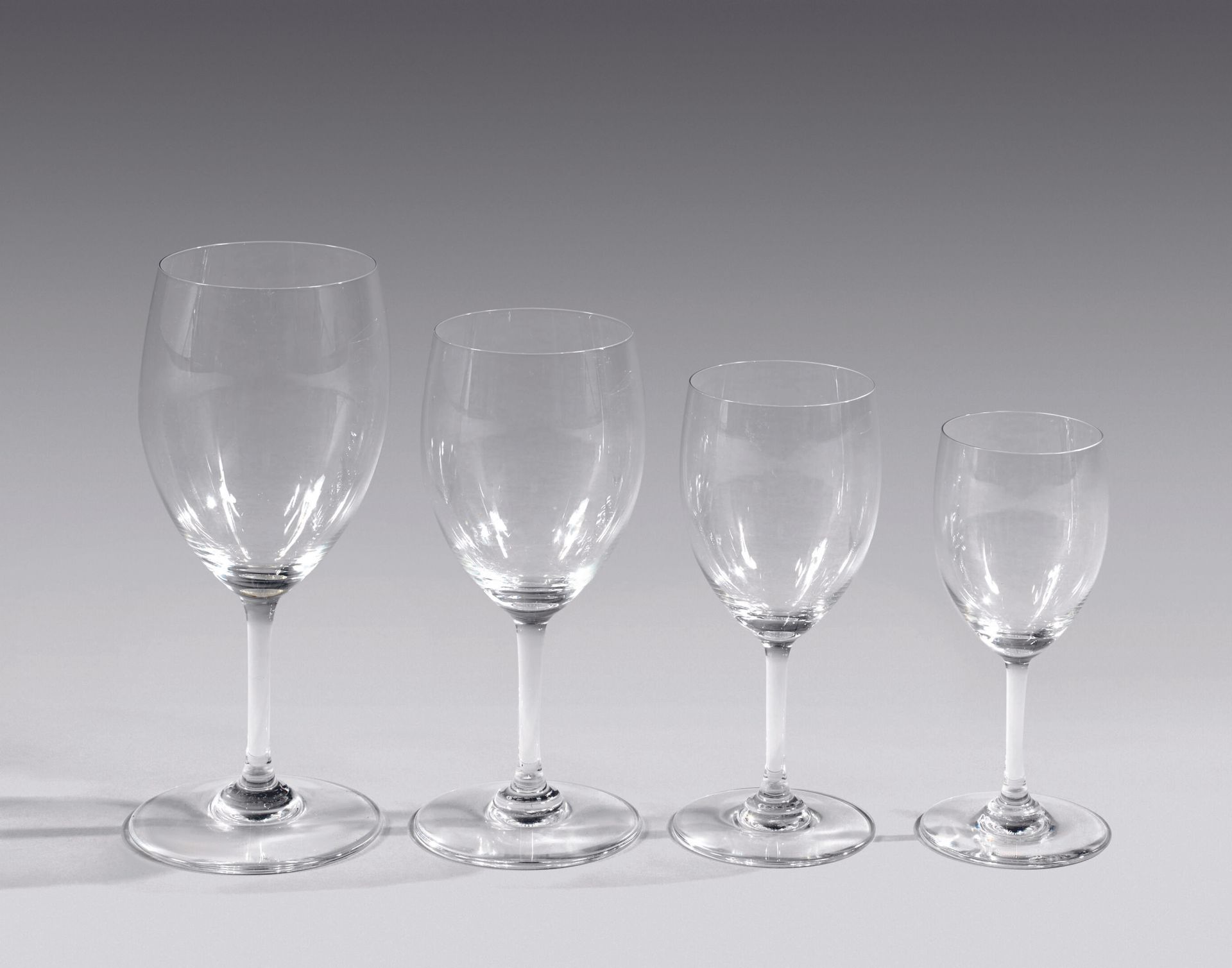 Null Partie de service de verres à pied en cristal de Baccarat : 11 verres à eau&hellip;