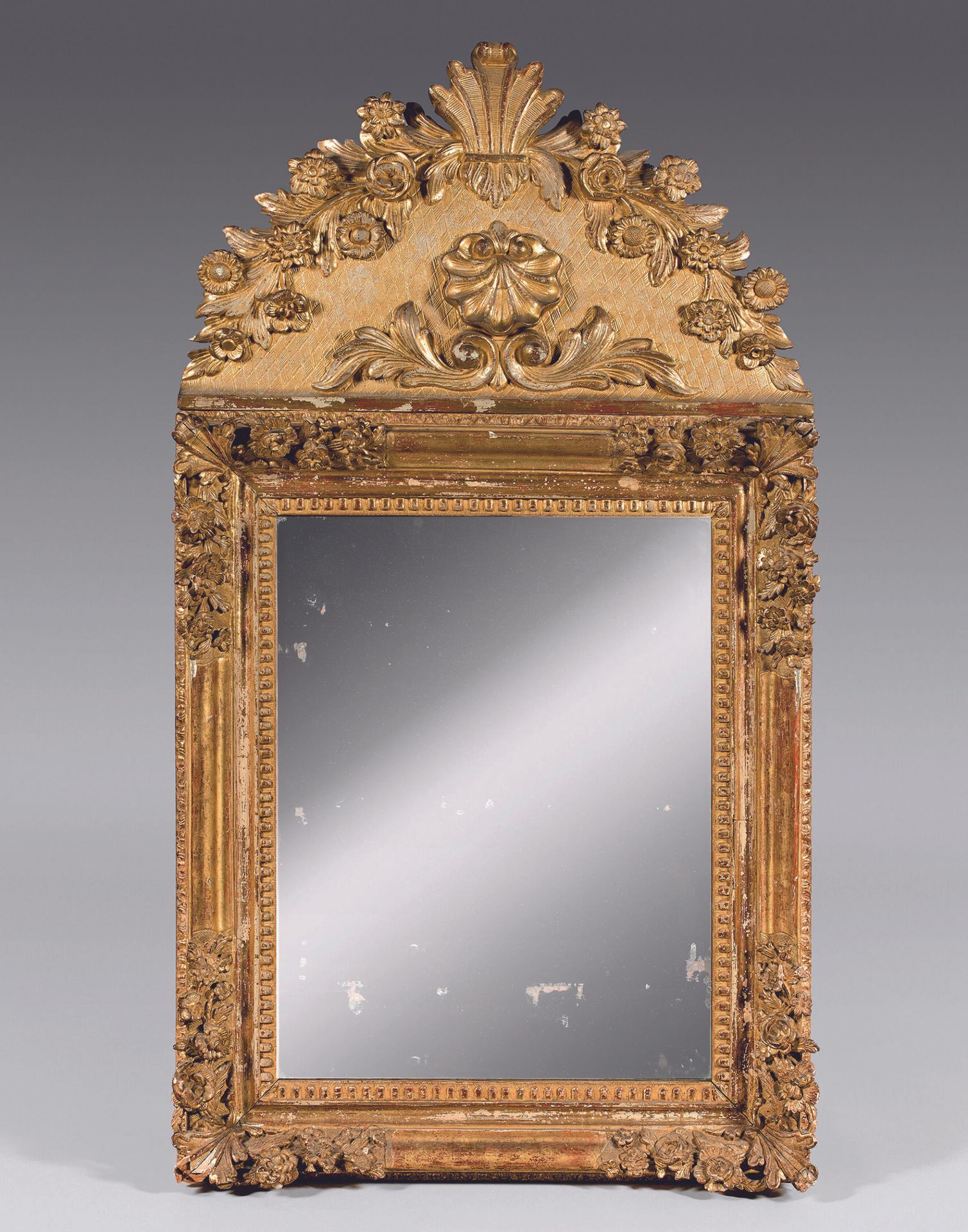 Null Specchio con cornice in legno dorato intagliato con conchiglie, fiori e fog&hellip;