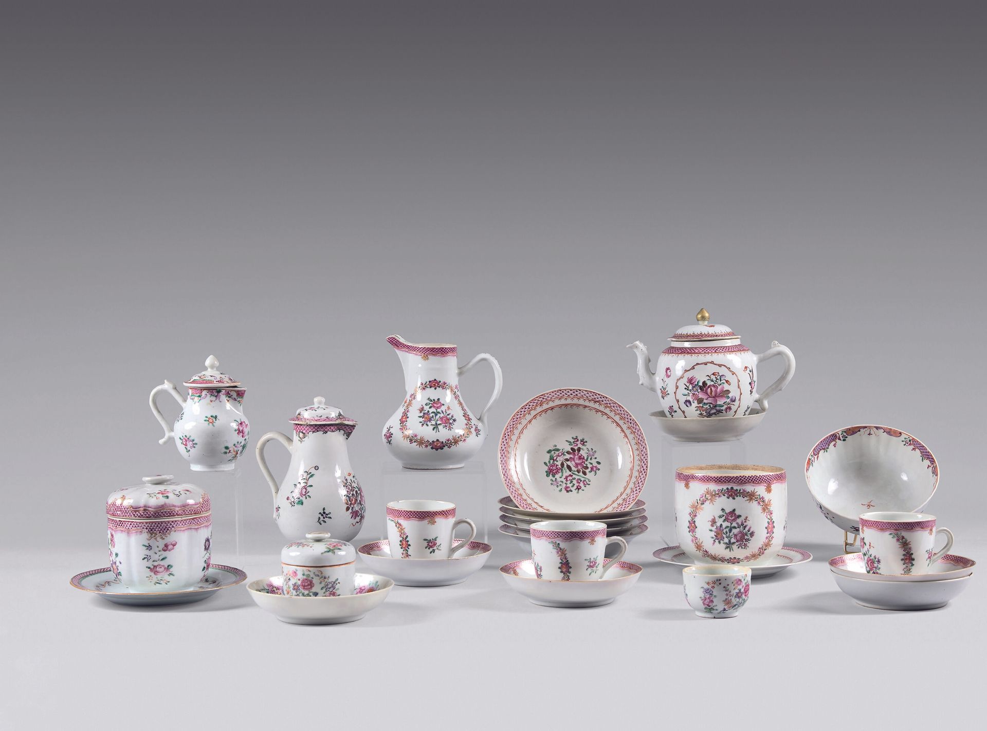 Null 中国，印度公司 
粉红色家族的多色瓷器茶具的一部分，装饰有花束和方形边框，包括一个茶壶，两个有盖的水壶，一个小牛奶壶，五个杯子和四个碟子，一个有盖的糖&hellip;