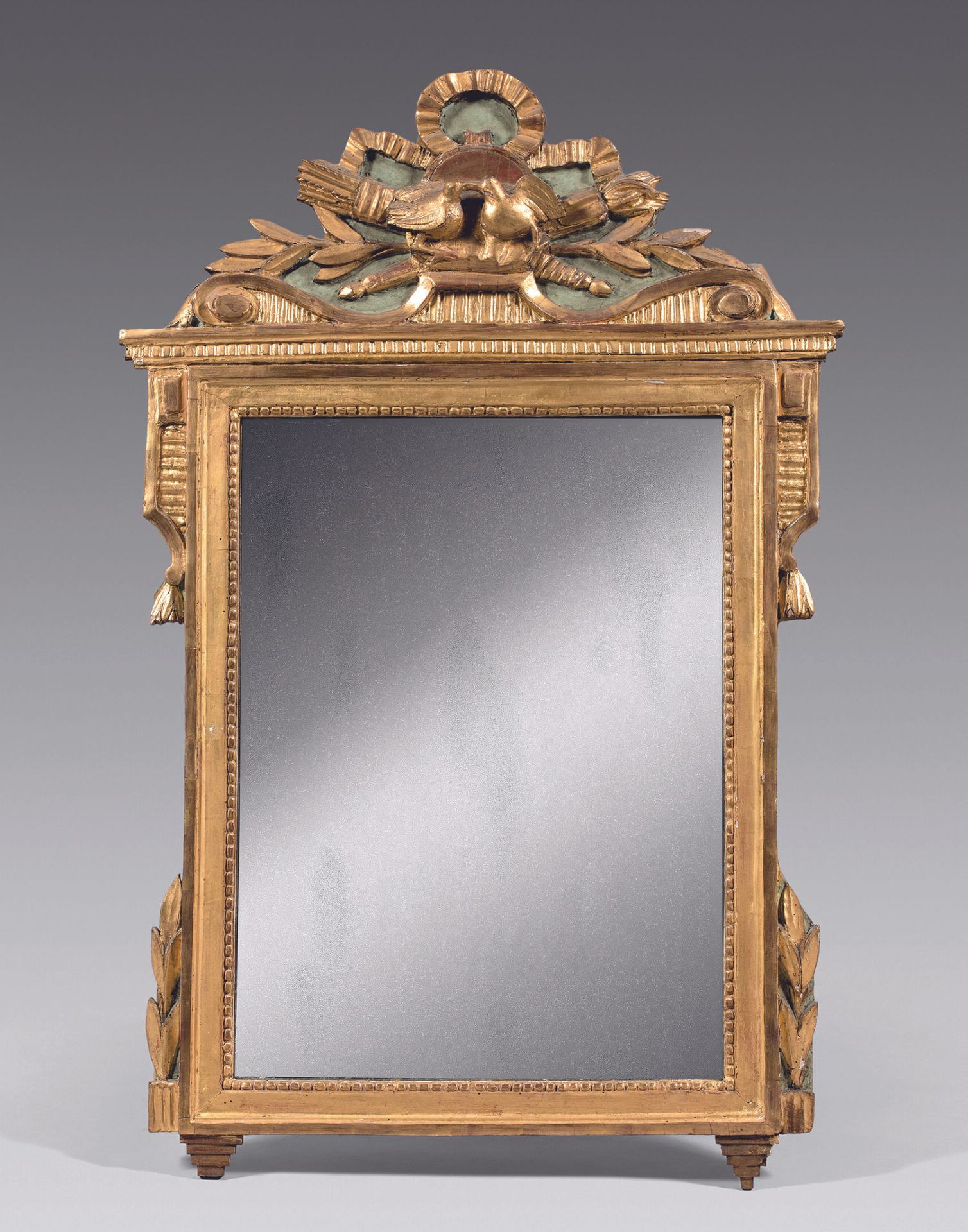 Null 一面水银镜，在鎏金木花纹框架中，有一对鸽子，火把，箭筒，丝带蝴蝶结和月桂树叶。
大约1800年。
(镜框的修复）
高度：110厘米 
宽度：71厘米