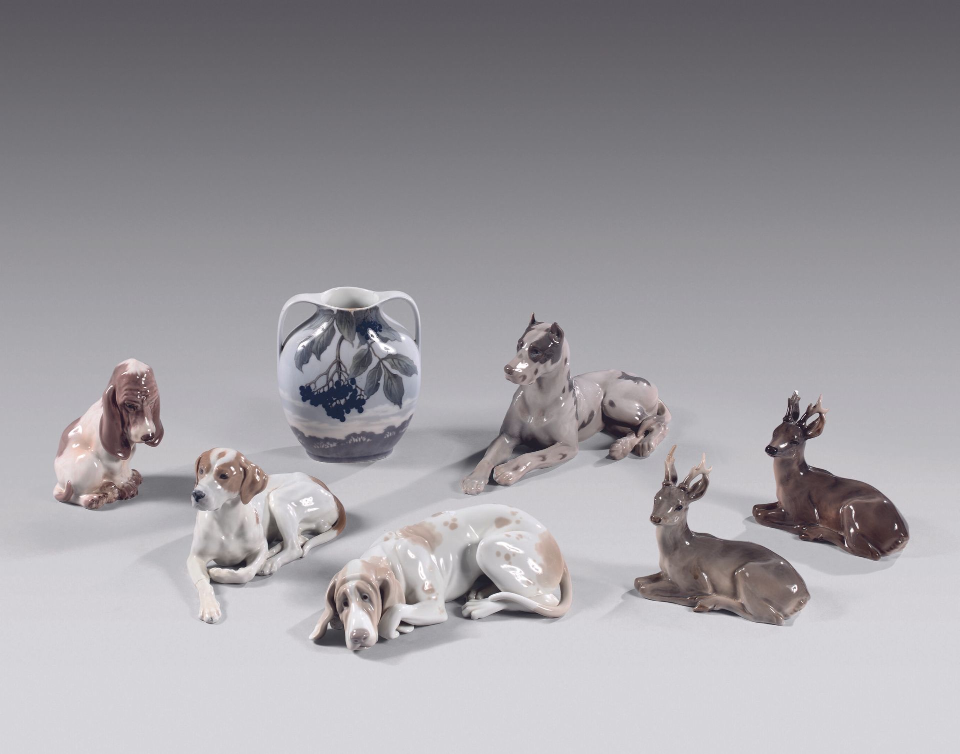 Null - 四个瓷制的坐着或躺着的狗的雕像，其中三个是哥本哈根的瓷器，还有一只小猎犬（两条腿被修理过，缺失）。
- 皇家哥本哈根瓷器中的一对鹿躺着的雕像（木头&hellip;