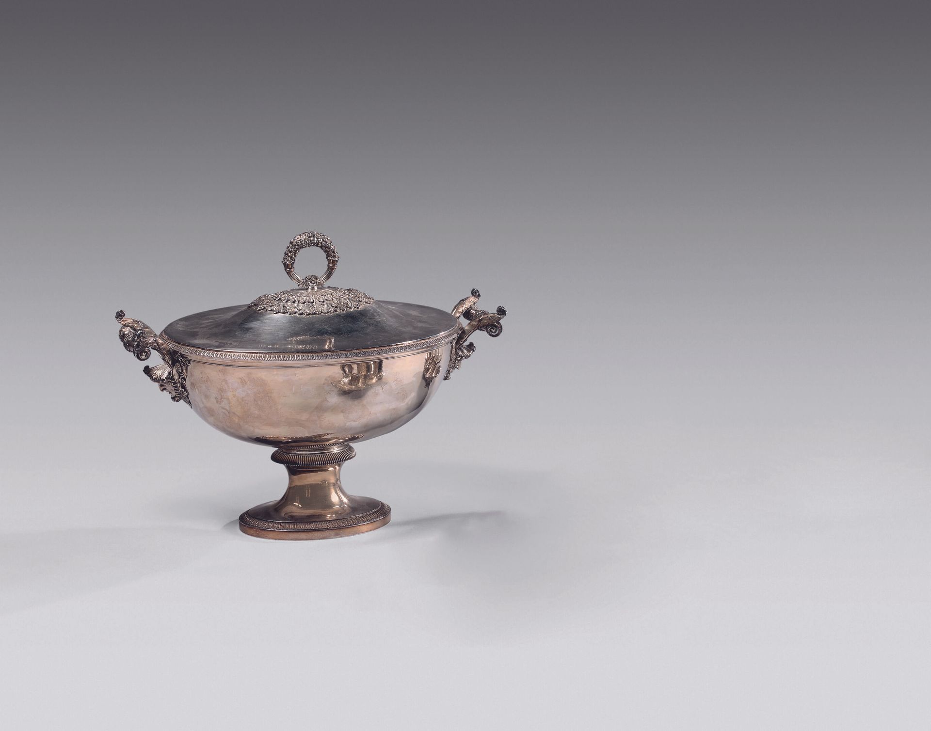Null 一个银质的椭圆基座覆盖的瓦罐，有两个把手，上面装饰着希腊人的面具和一个叶子吧。盖子上有一个丰满的角环和一个帕普斯的花环。Rais-de-coeur和水&hellip;
