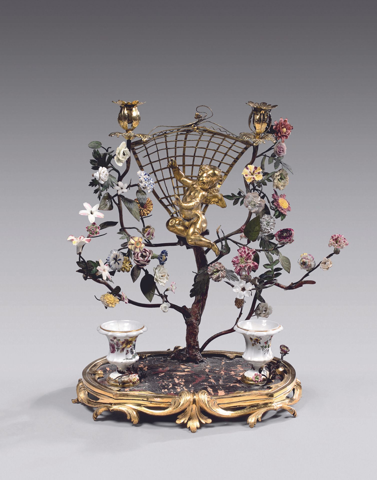 Null Encrier de bureau orné de deux vases Médicis en porcelaine à décor de fleur&hellip;