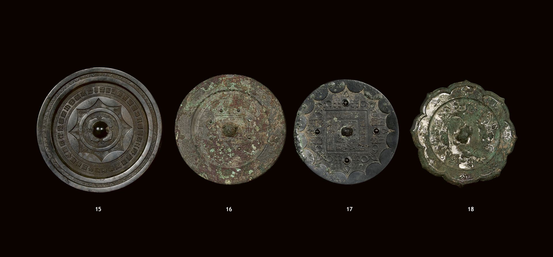 Null CHINE - Dynastie Han (206 av. J.-C. - 220 ap. J.-C.)
Miroir en bronze à pat&hellip;