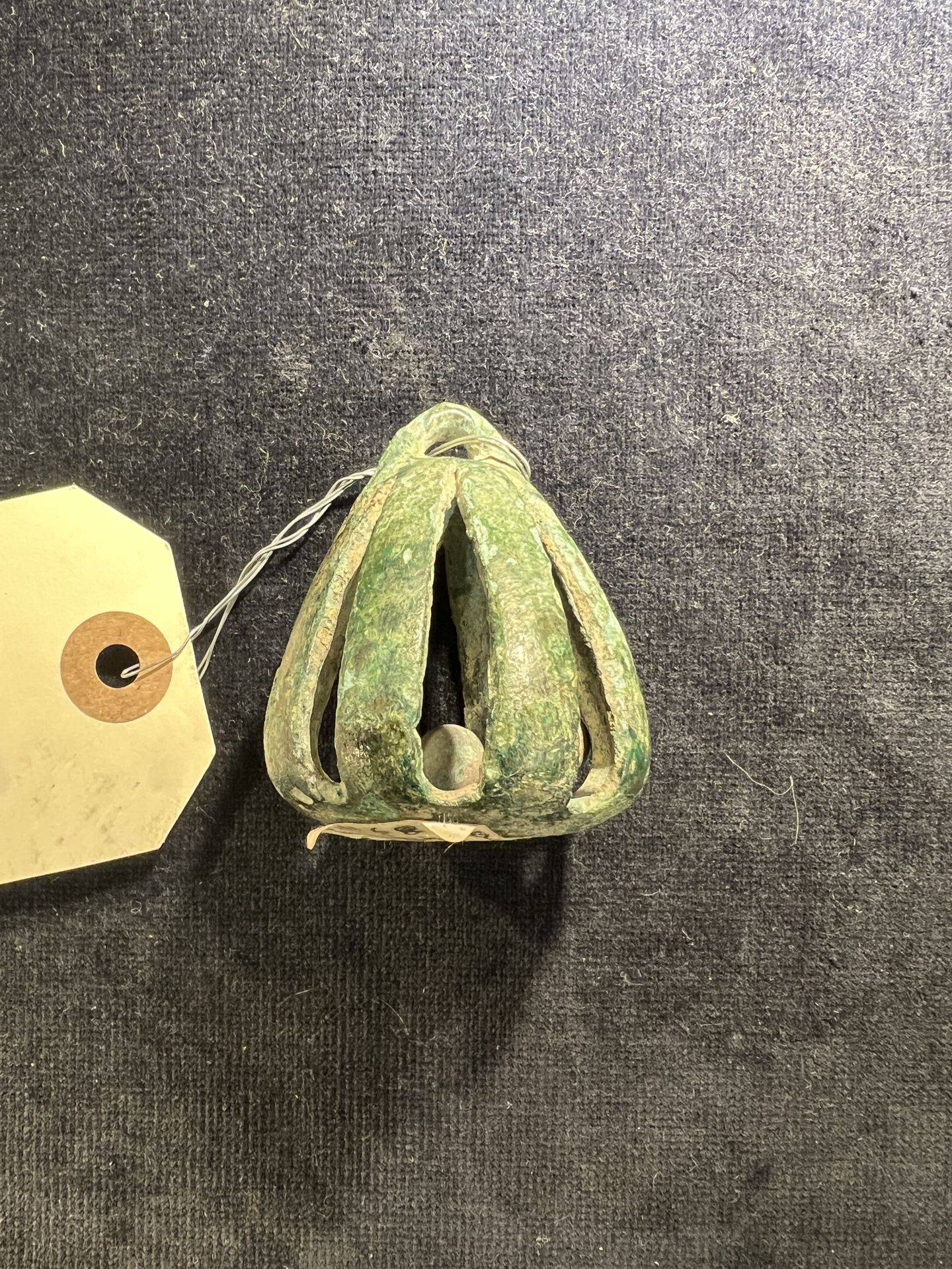 Null 卢里斯坦 - 约公元前1000-500年
青铜战车钟，圆锥形，镂空。 
高度：5,7厘米
参考资料：三个类似的铃铛在伦敦大英博物馆，编号1975,03&hellip;
