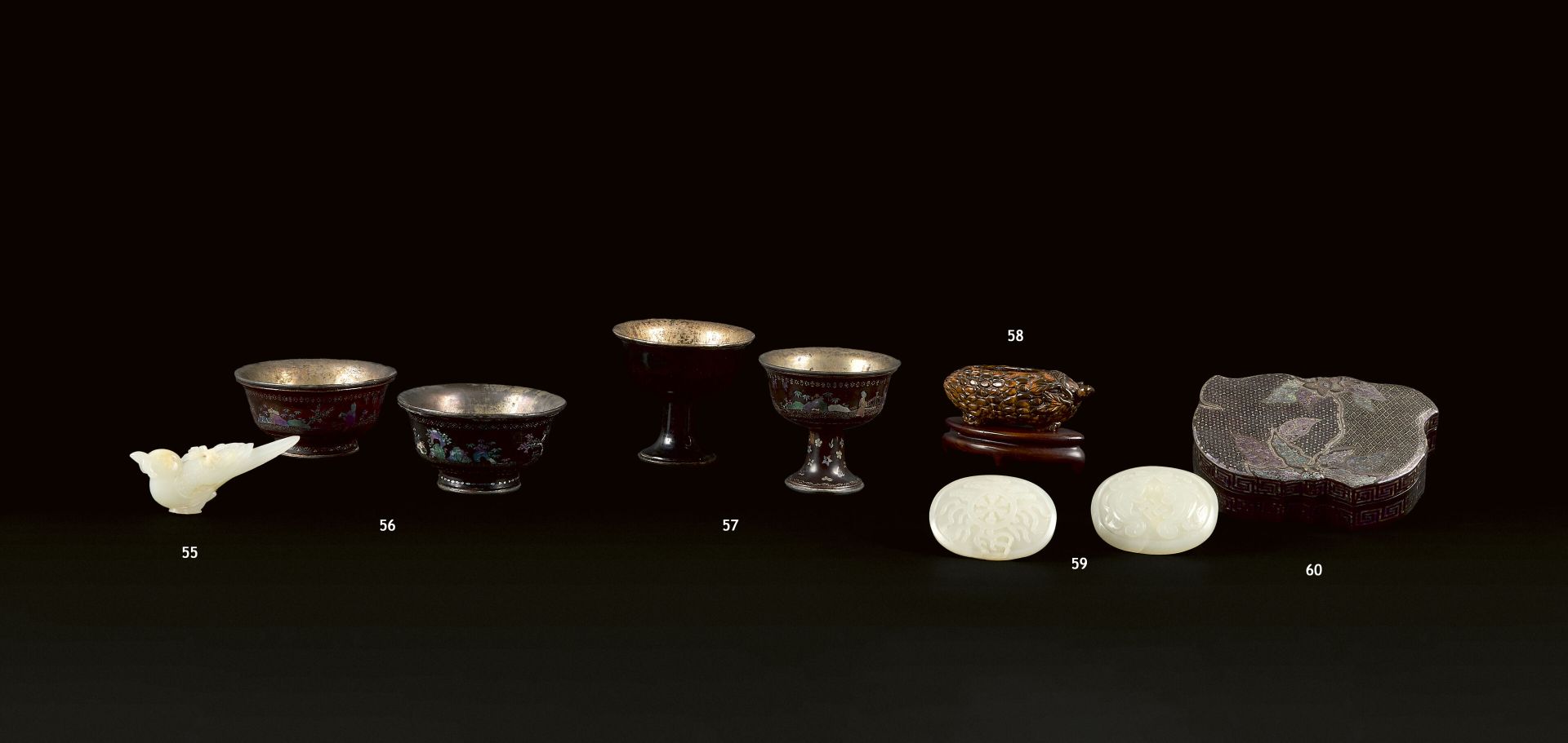 Null CHINA - 19. Jahrhundert
Gruppe aus Seladon-Jade (Nephrit) mit leicht rostro&hellip;