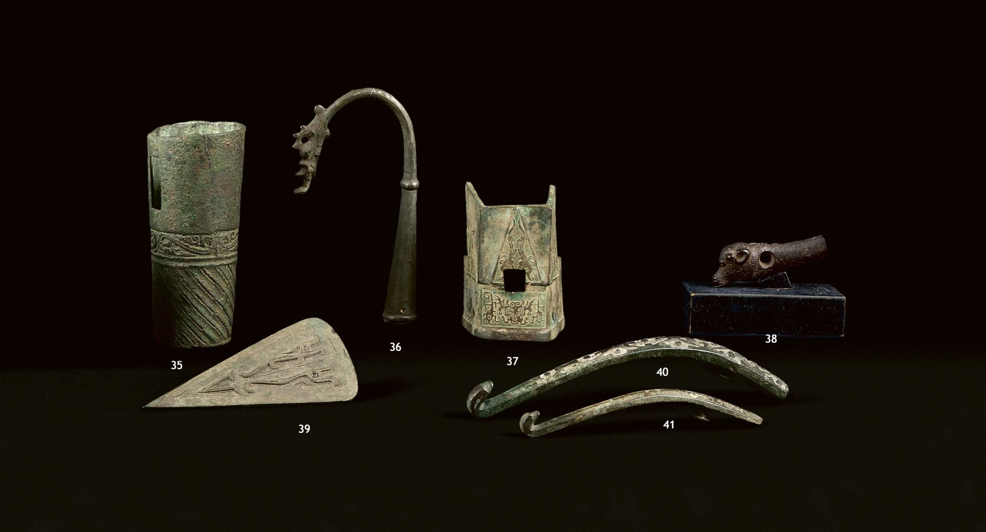 Null 中国 - 汉代 (公元前206年 - 公元220年)
大型青铜腓骨，有绿色和棕色的斑纹，刻有几何图案。
(缺少镶嵌物和磨损）。
长度：20,5厘米
出&hellip;