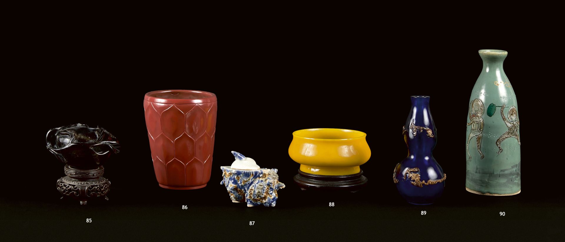 Null 中国 - 19世纪
仿碧玉的暗红色玻璃花瓶，外部装饰有三排莲花瓣。
(小缺口，气泡)。
高度：12,5厘米
出处：Vanderstraaten画廊，布&hellip;