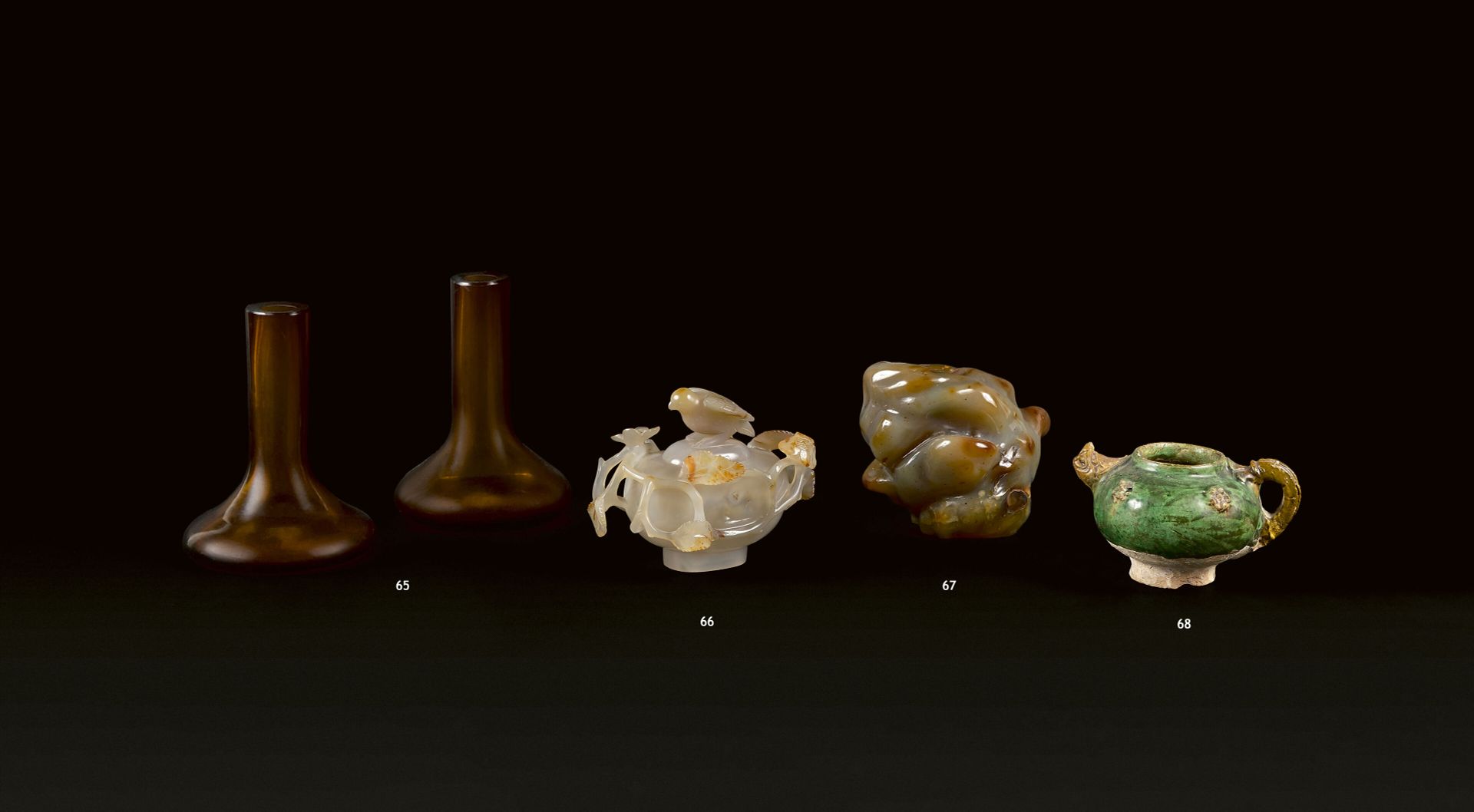 Null 中国 - 19世纪
一对琥珀色的北京玻璃花瓶，长颈，低体。
(气泡，碎片，划痕)。
高度：14.8和15.2厘米
出处：吉鲁饭店，布鲁塞尔，1948年&hellip;